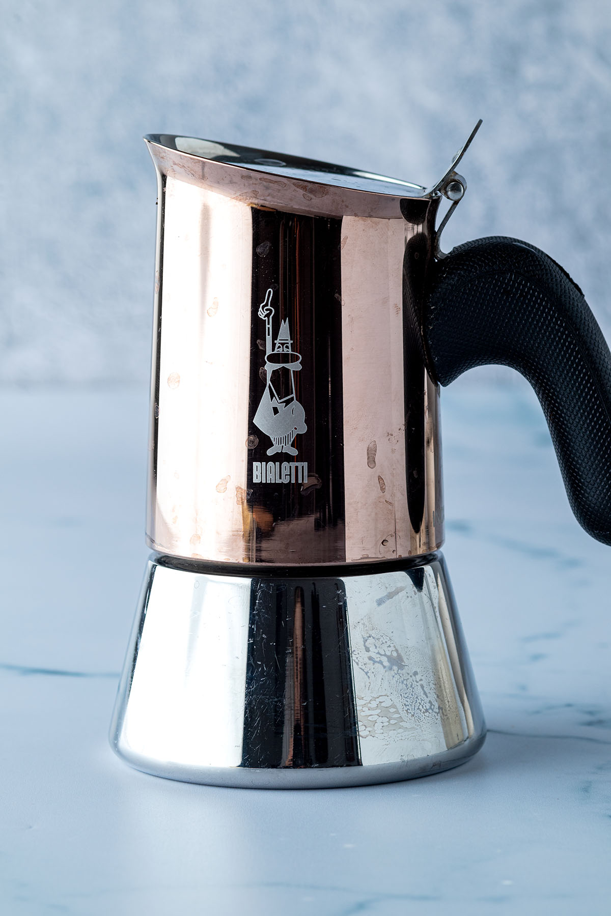 Ein Bialetti vor grau-blauem Hintergrund.