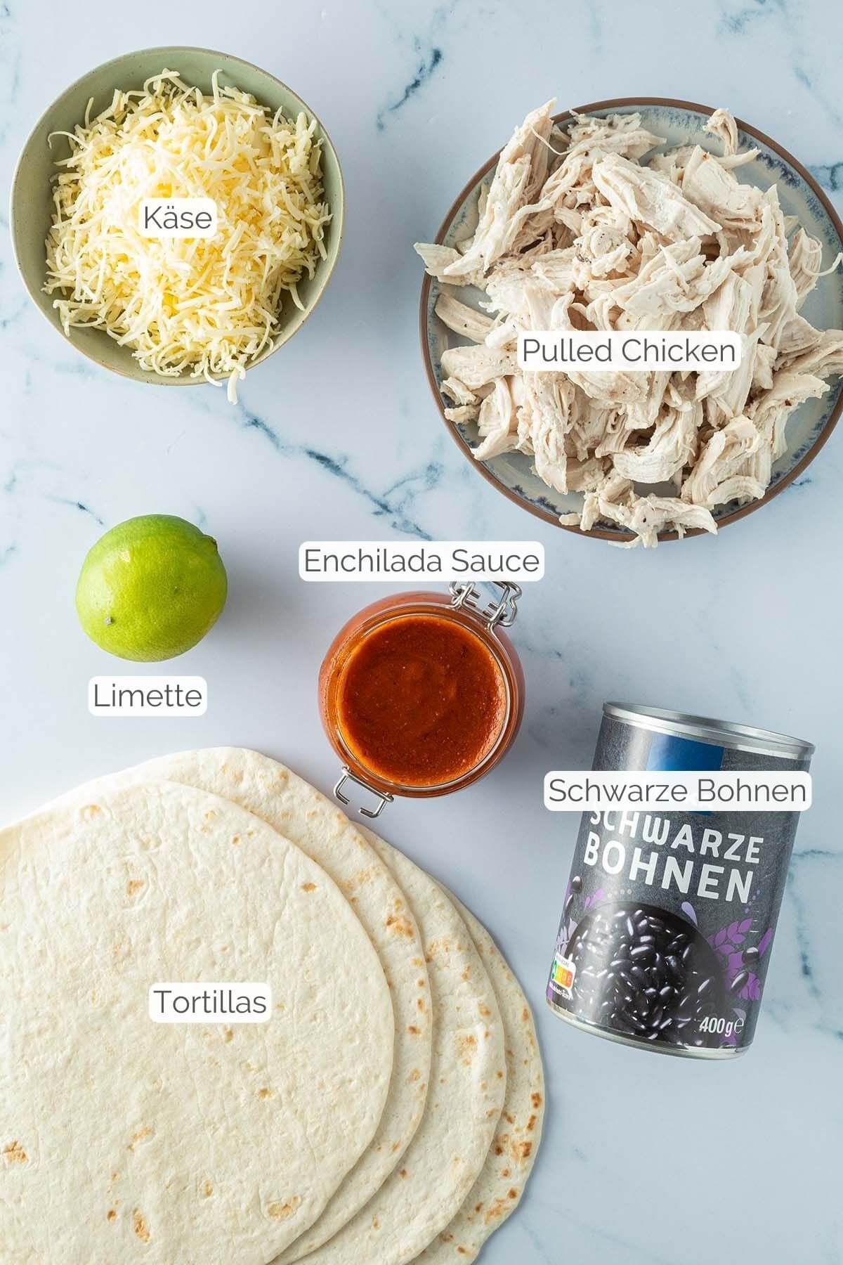Foto aller Zutaten mit jeweiligen Textbeschriftungen, die f&uuml;r H&auml;hnchen Enchiladas ben&ouml;tigt werden.