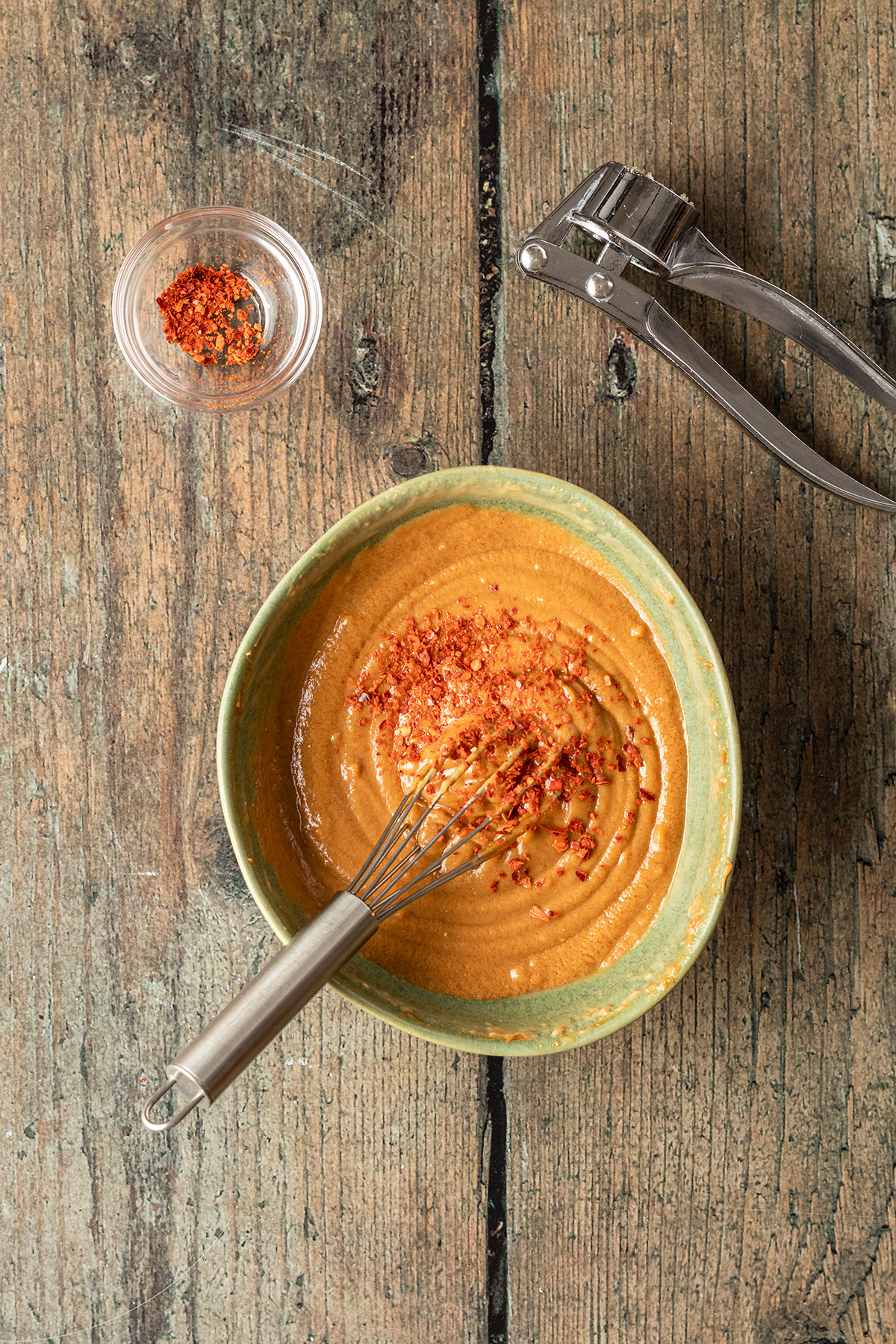 Erdnusssauce wird mit Chili abgeschmeckt.