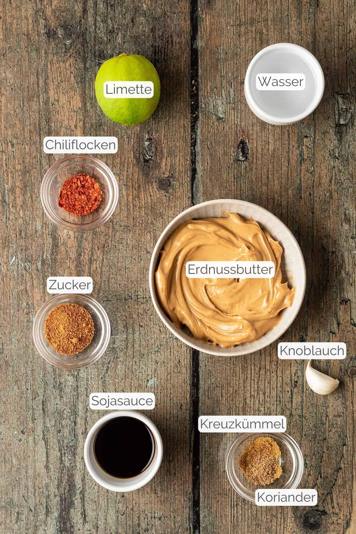 Zutaten mit jeweiligen Beschriftungen, die f&uuml;r die Erdnusssauce ben&ouml;tigt werden.