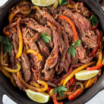 Eine Fajitas Pfanne mit Paprika und Rindfleischstreife.