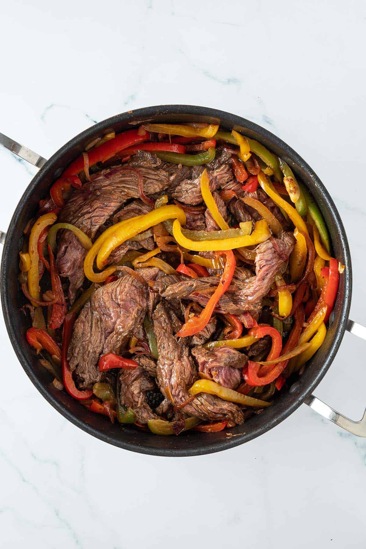 Fertige Fajitas Pfanne mit Rinderstreifen.