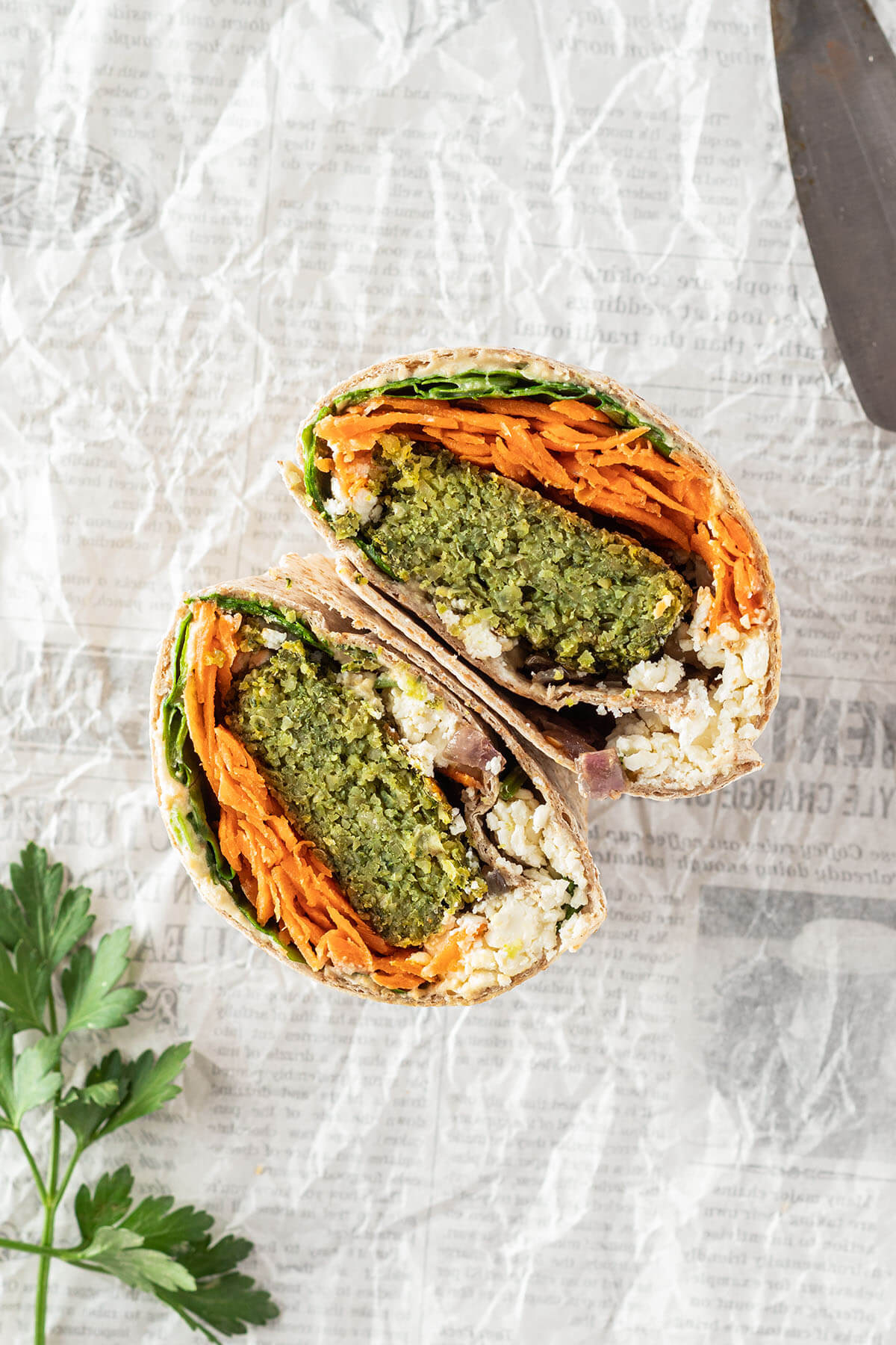 Vogelperspektive auf einen aufgeschnittenen Falafel Wrap.