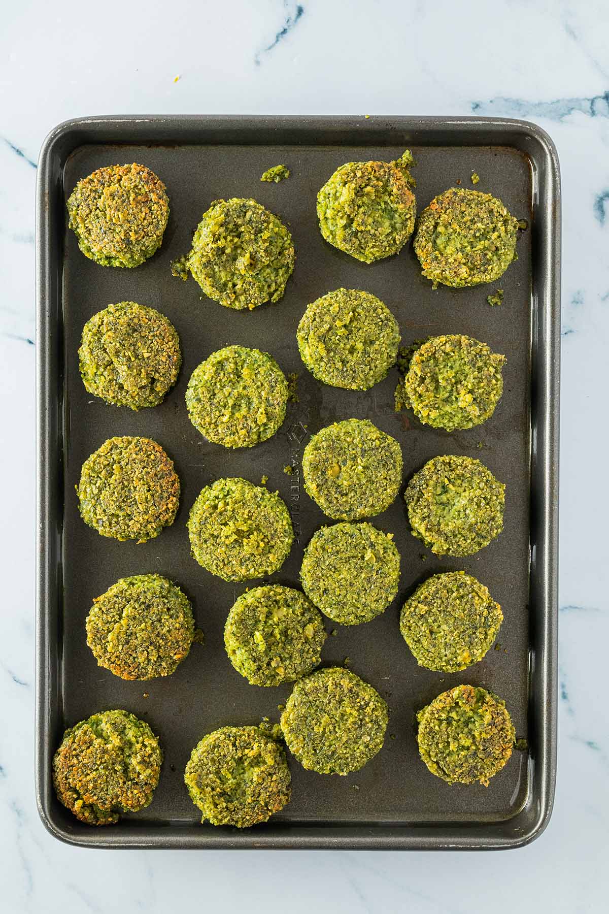 Falafel aus dem Backofen auf einem Blech nach dem Wenden.