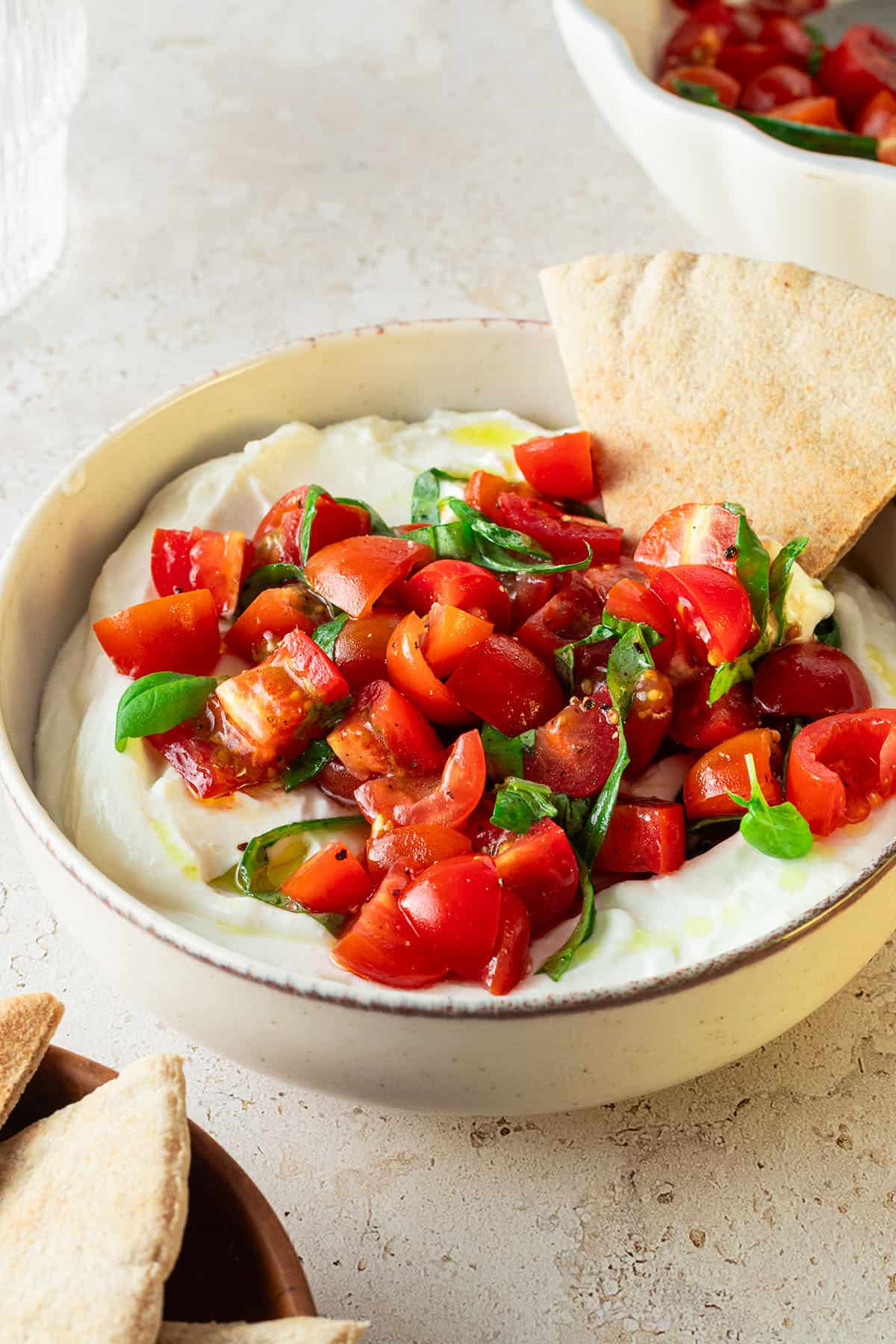 Cremiger Feta-Dip mit Tomatenw&uuml;rfeln und Basilikum.