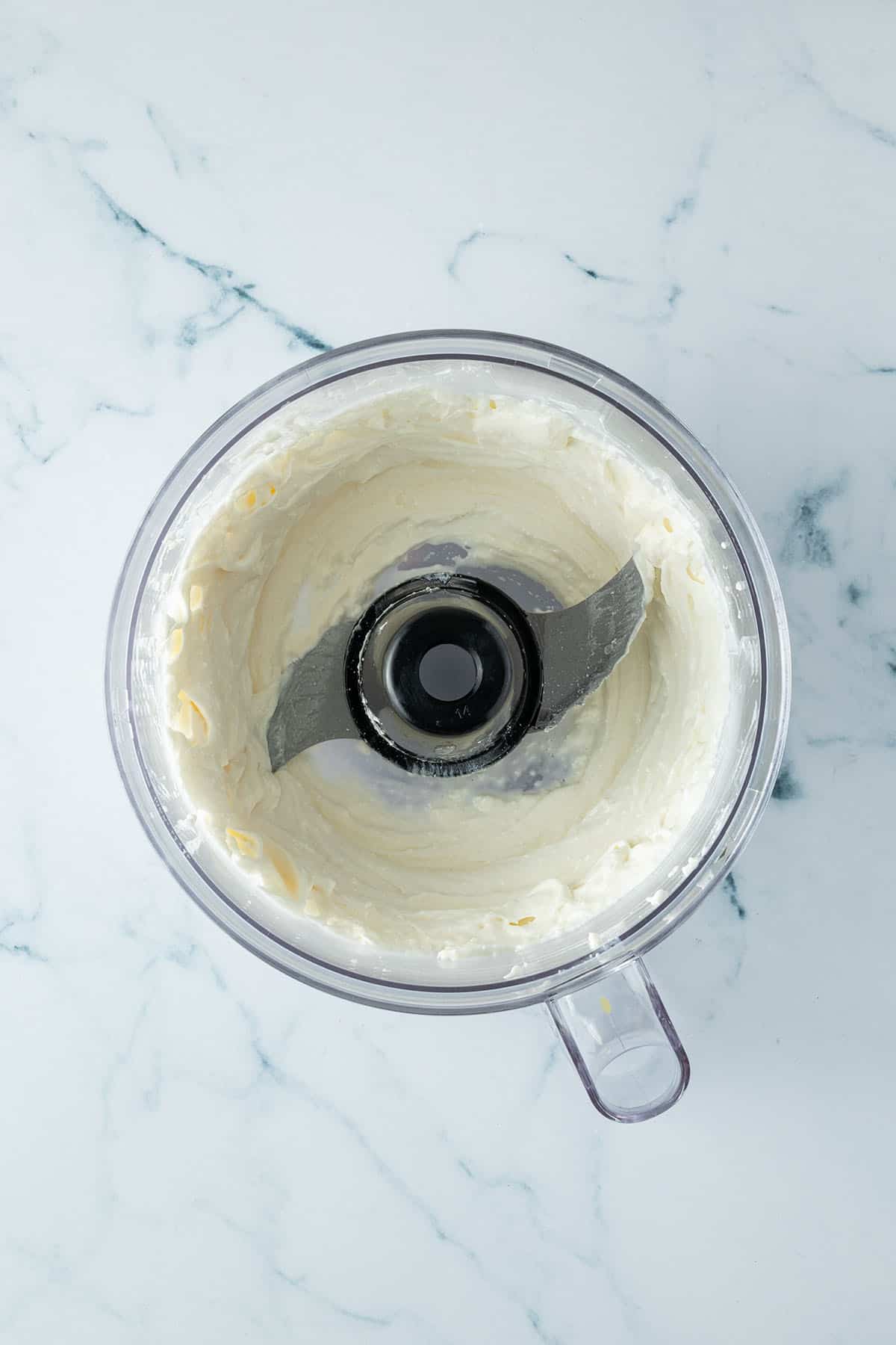 Cremiger Feta Dip in einem Food Processor.