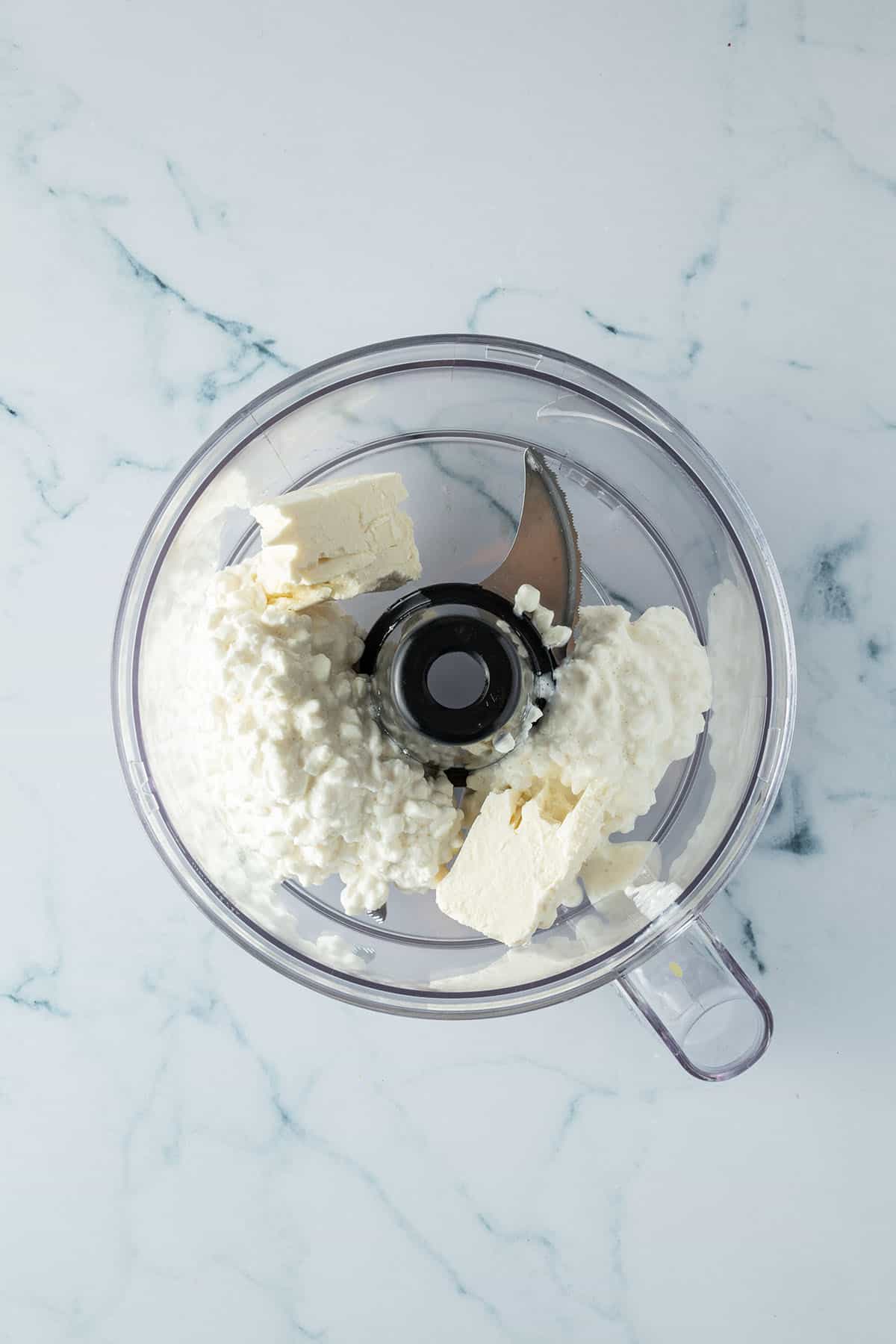 Feta und H&uuml;ttenk&auml;se in einem Food Processor.