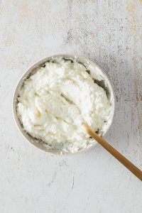 Feta Dip wird in einer Sch&uuml;ssel vermischt.