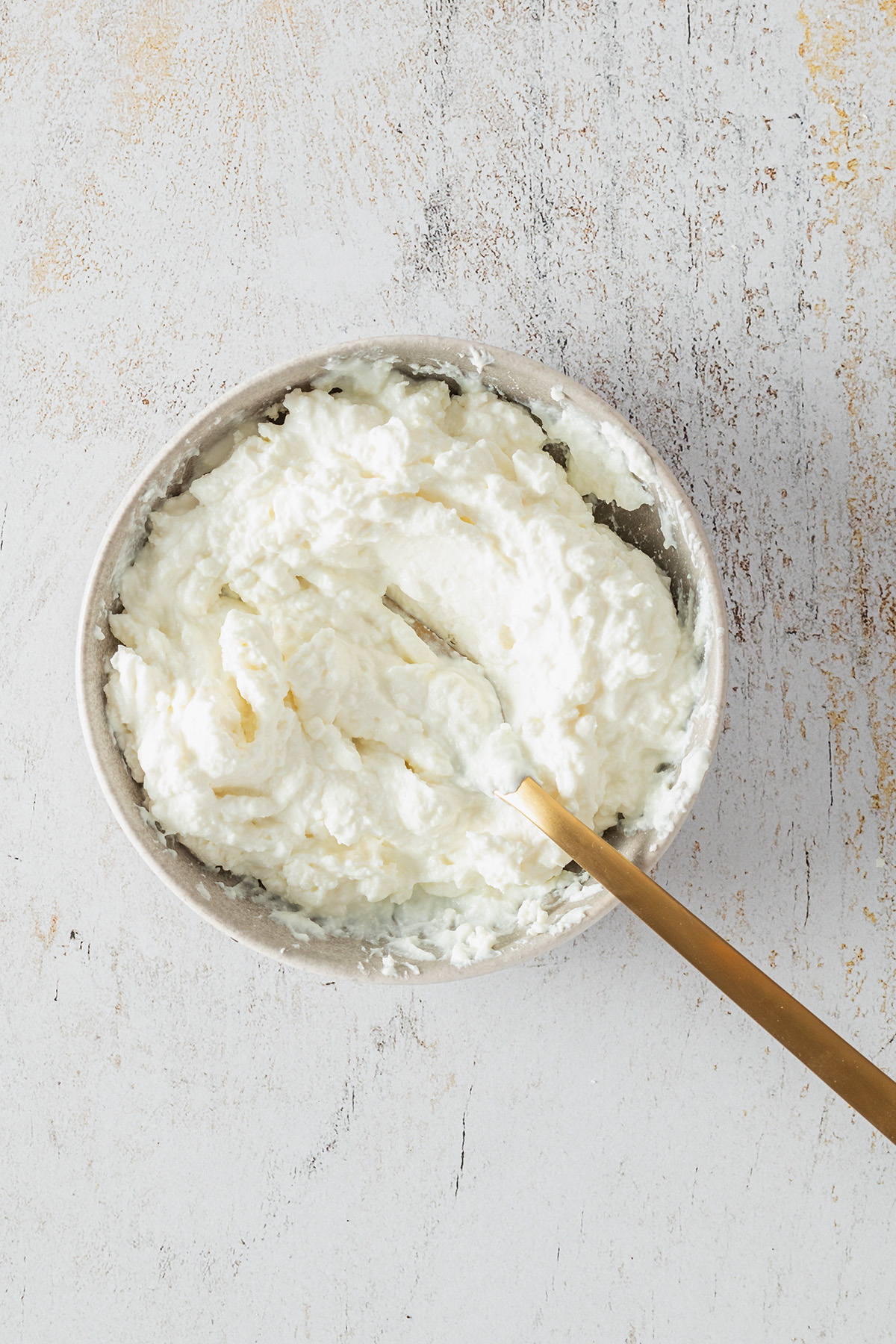Feta Dip wird in einer Sch&uuml;ssel vermischt.