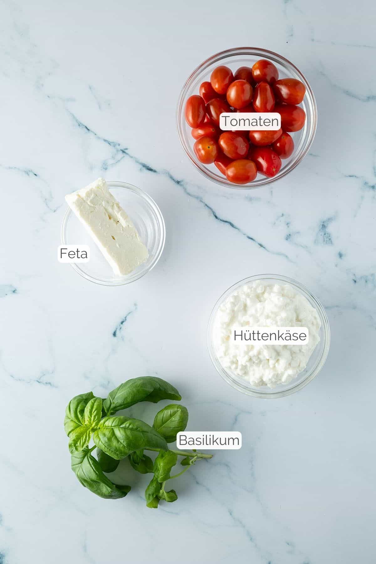 Alle Zutaten mit Textbeschriftungen, die f&uuml;r den Feta Creme Dip ben&ouml;tigt werden.