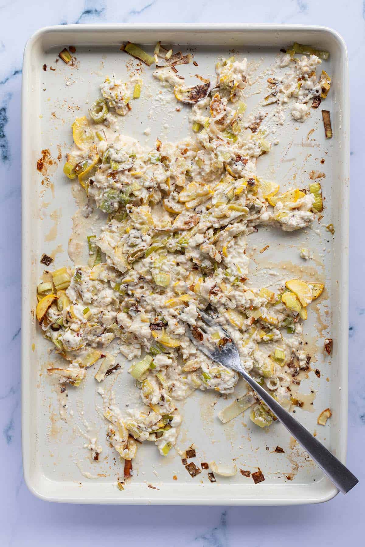 Feta und Gem&uuml;se wurden mit einer Gabel zu einer cremigen Sauce p&uuml;riert.