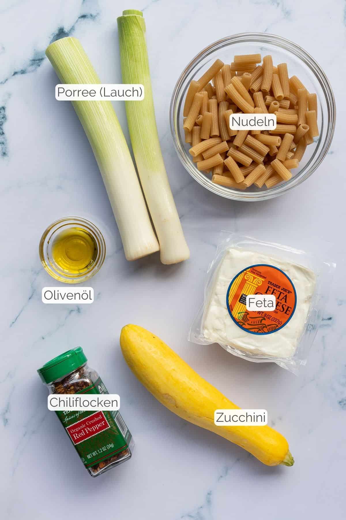 Alle Zutaten mit jeweiligen Textbeschriftungen, die f&uuml;r eine Feta Pasta ohne Tomaten ben&ouml;tigt werden.