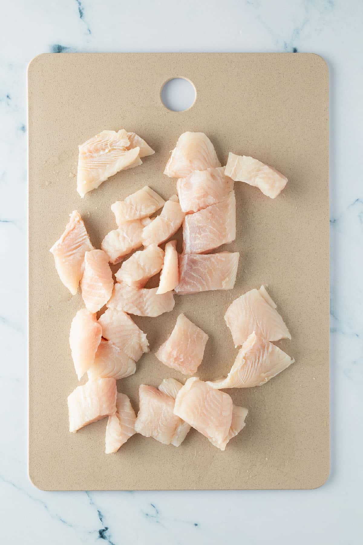 In mundgerechte St&uuml;ckchen geschnittenes Fischfilet.