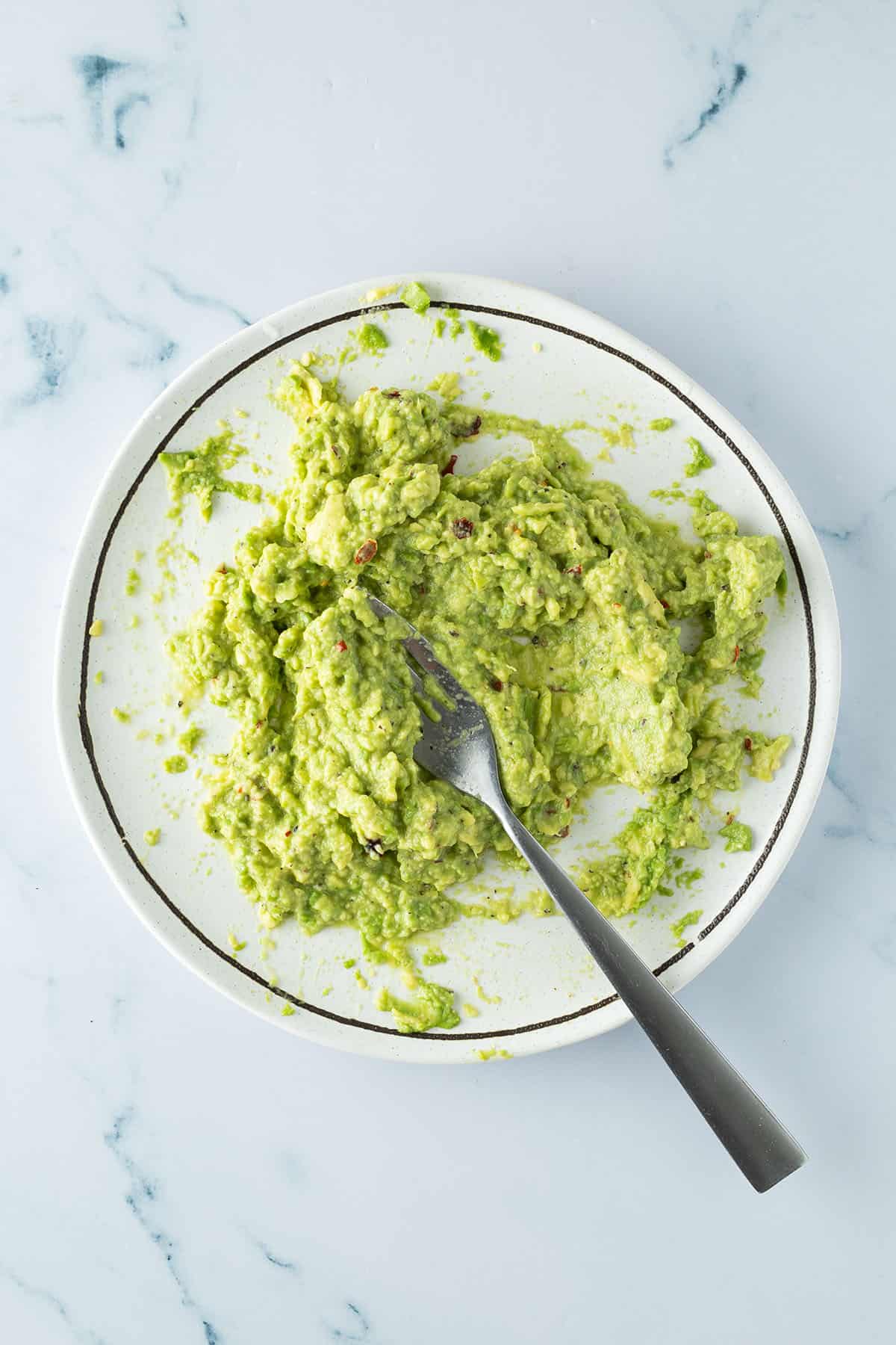 Avocado-Creme auf einem Teller.