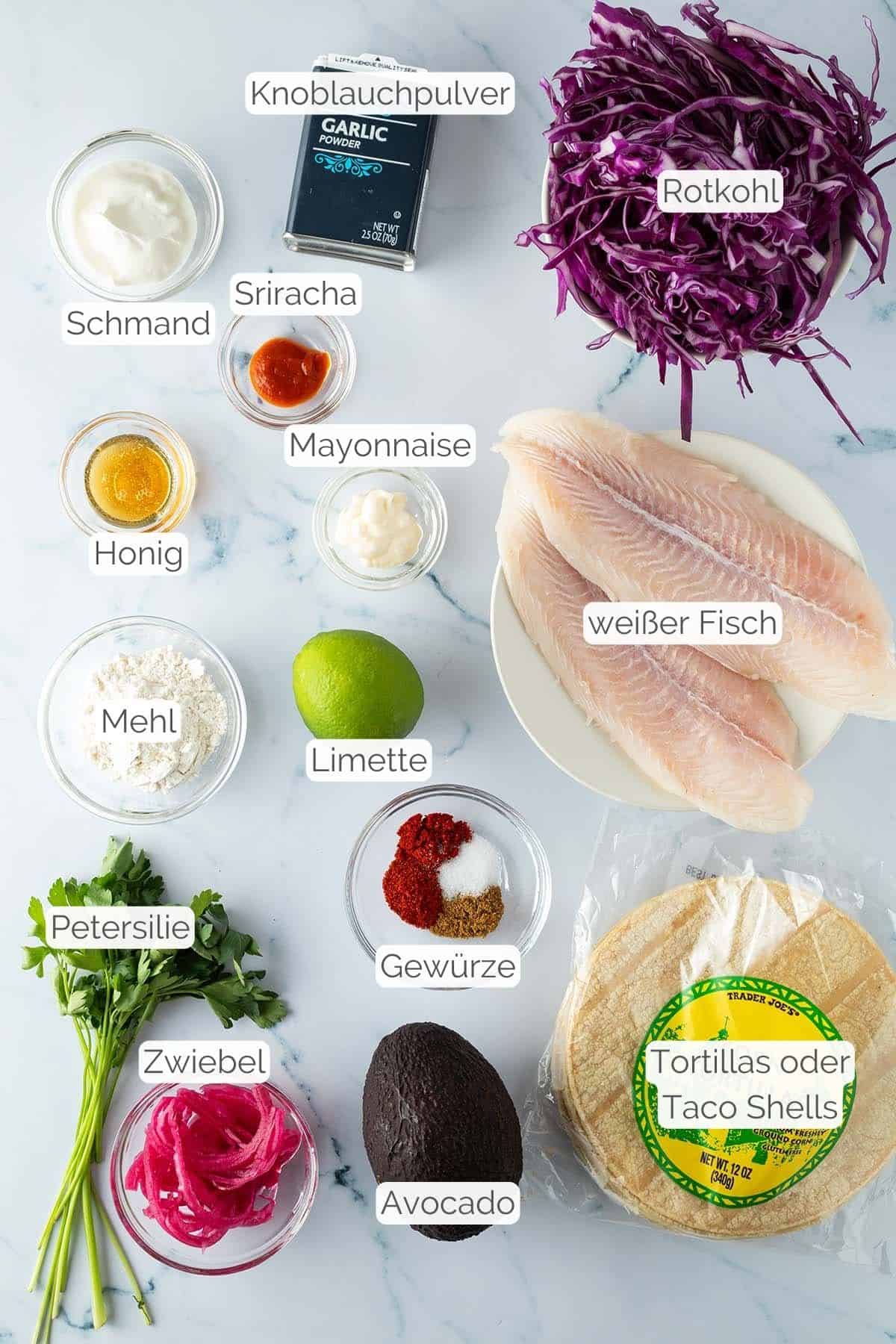 Alle Zutaten mit Textbeschreibungen, die f&uuml;r Fisch Tacos ben&ouml;tigt werden.