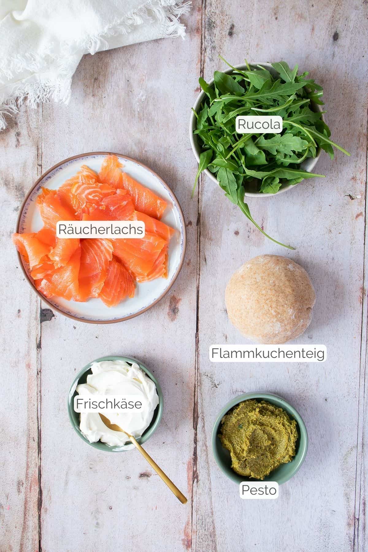 Alle Zutaten und Textbeschriftungen, die f&uuml;r den Lachs Flammkuchen ben&ouml;tigt werden.