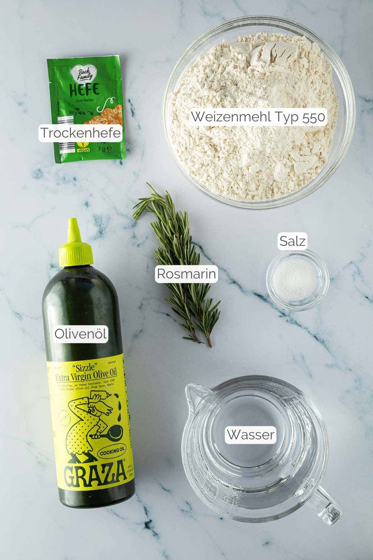 Alle Zutaten mit jeweiligen Textbeschriftungen, die f&uuml;r selbstgemochtes Focaccia ben&ouml;tigt werden.