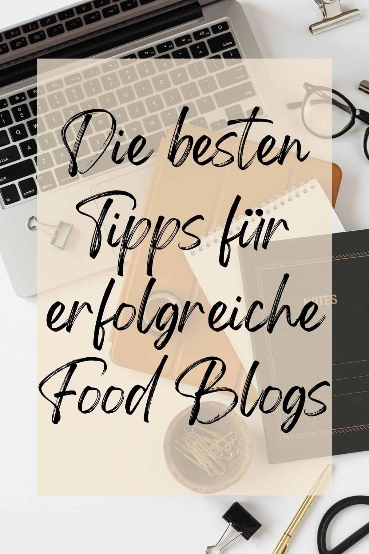 Bild von einem Arbeitsplatz mit Laptop und Notizbuch mit &uuml;bergelagertem Textzug: "Die besten Tipps f&uuml;r erfolgreiche Food Blogs".