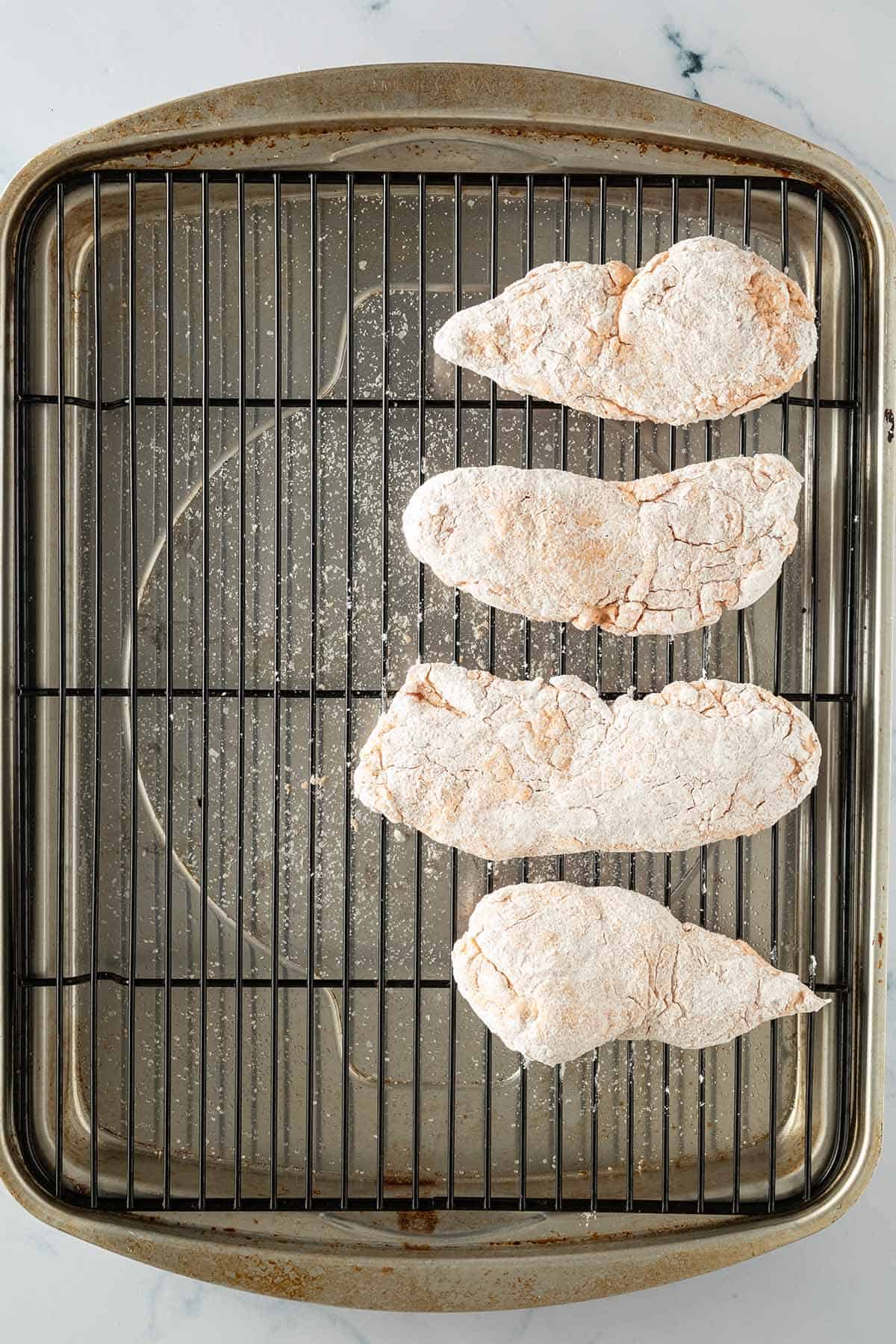 Panierte H&auml;hnchenst&uuml;cke auf einem Gitter.
