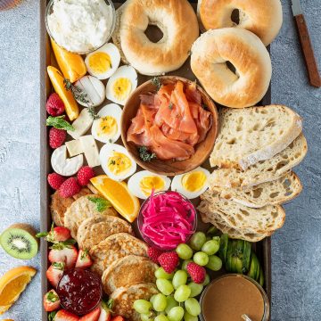Eine h&uuml;bsch angerichtete Fr&uuml;hst&uuml;cksplatte mit herzhaften und s&uuml;&szlig;en Fr&uuml;hst&uuml;ckszutaten. Deko im Bildrand.