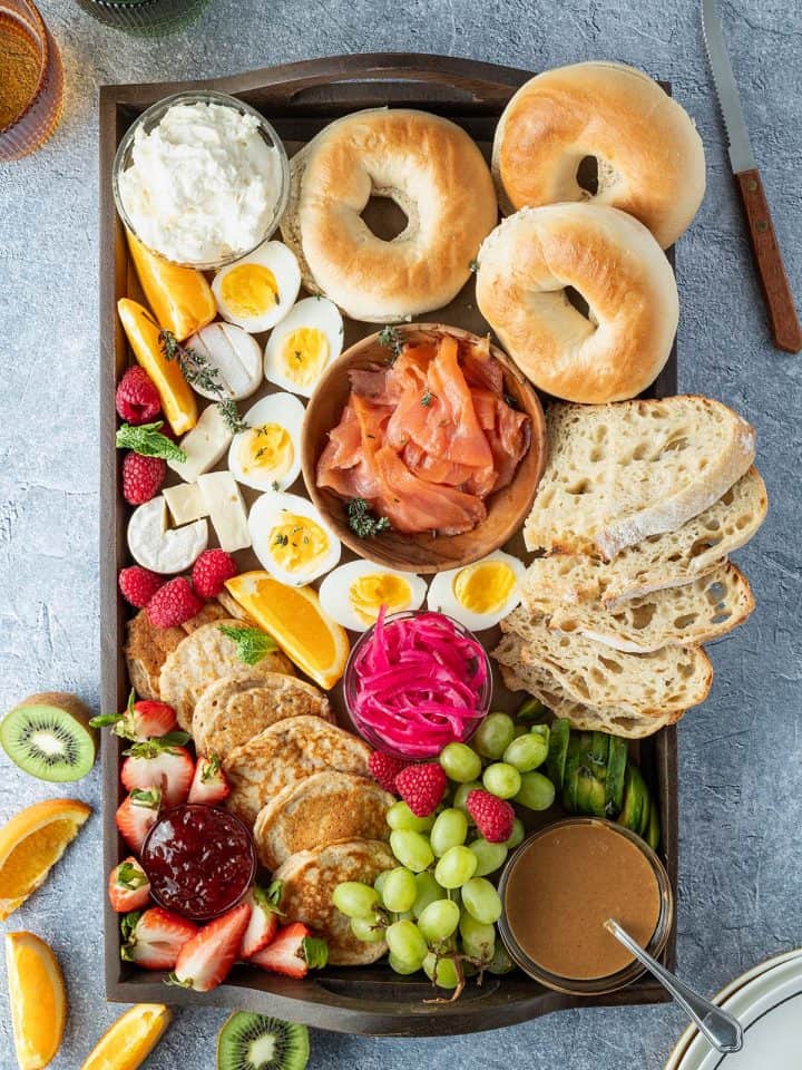 Eine h&uuml;bsch angerichtete Fr&uuml;hst&uuml;cksplatte mit herzhaften und s&uuml;&szlig;en Fr&uuml;hst&uuml;ckszutaten. Deko im Bildrand.
