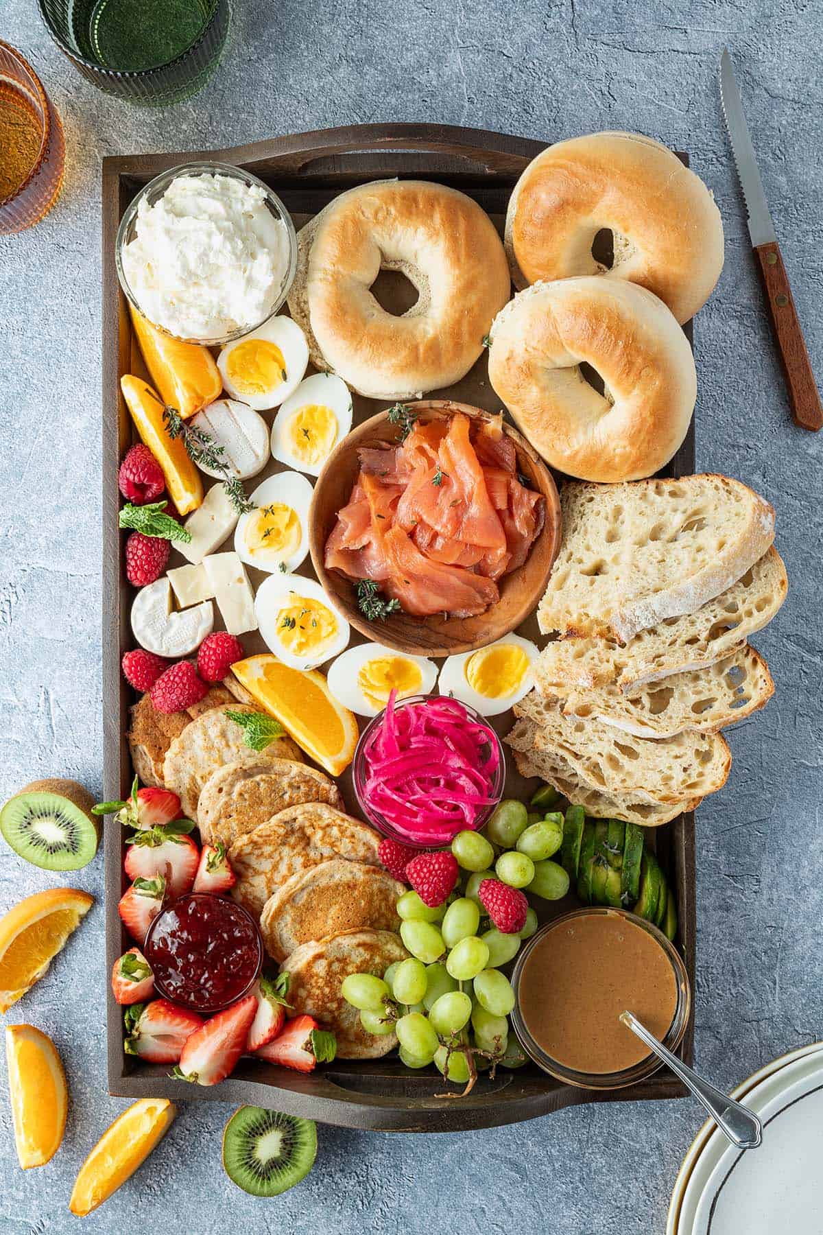 Eine h&uuml;bsch angerichtete Fr&uuml;hst&uuml;cksplatte mit herzhaften und s&uuml;&szlig;en Fr&uuml;hst&uuml;ckszutaten. Deko im Bildrand.