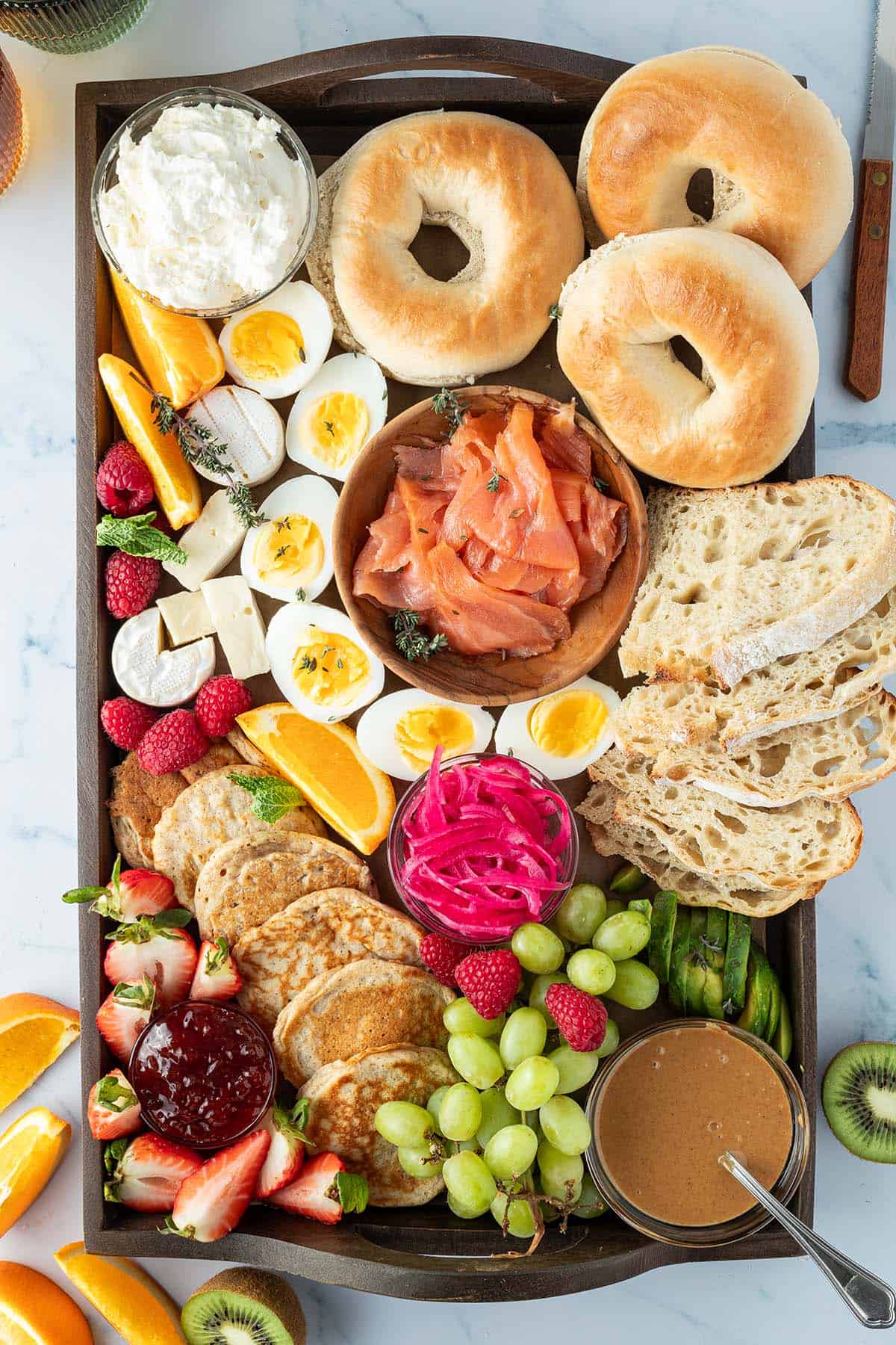 Fertig angerichtete Fr&uuml;hst&uuml;cksplatte mit herzhaften und s&uuml;&szlig;en Fr&uuml;hst&uuml;ckszutaten.
