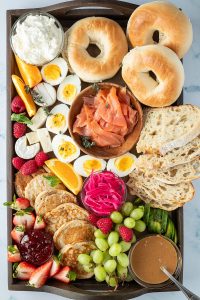 Fr&uuml;hst&uuml;cksplatte wurde mit frischen Kr&auml;utern dekoriert.
