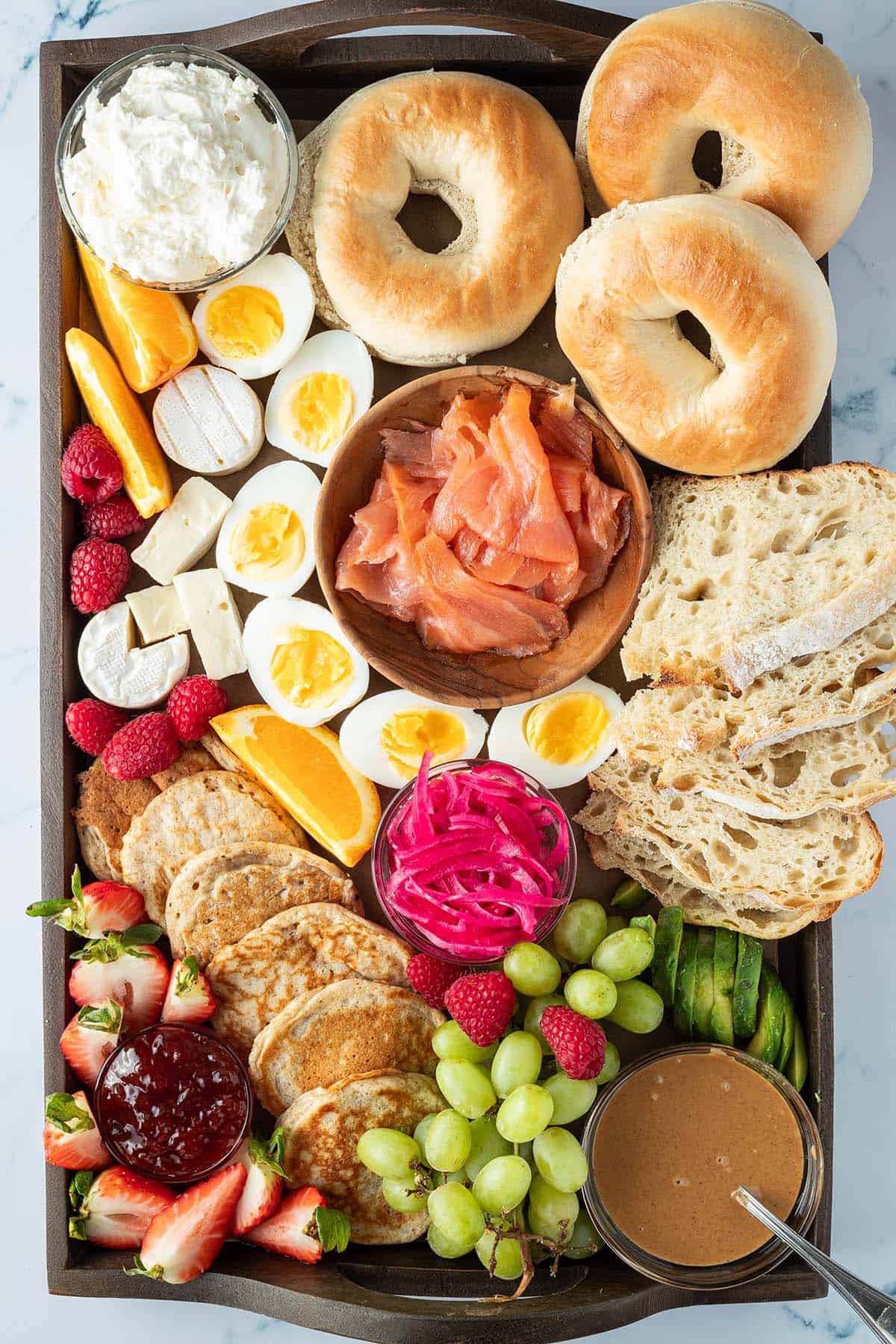 Restliche L&uuml;cken auf der Brunch-Platte wurden mit K&auml;se und frischem Obst aufgef&uuml;llt.