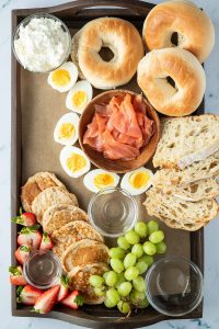 Eier, Lachs und Obst wurden auf der Fr&uuml;hst&uuml;cksplatte platziert.