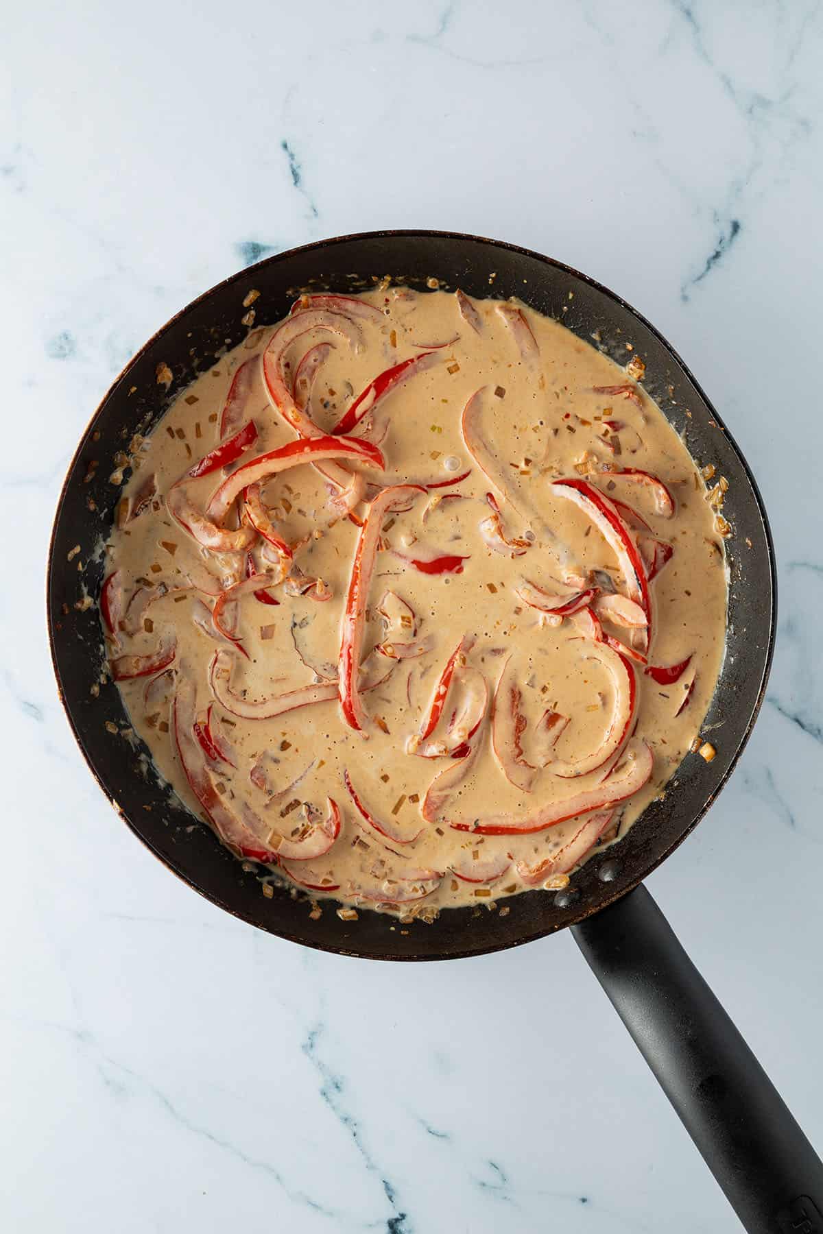 Pfanne wurde mit Kokosmilch und Sojasauce aufgegossen.
