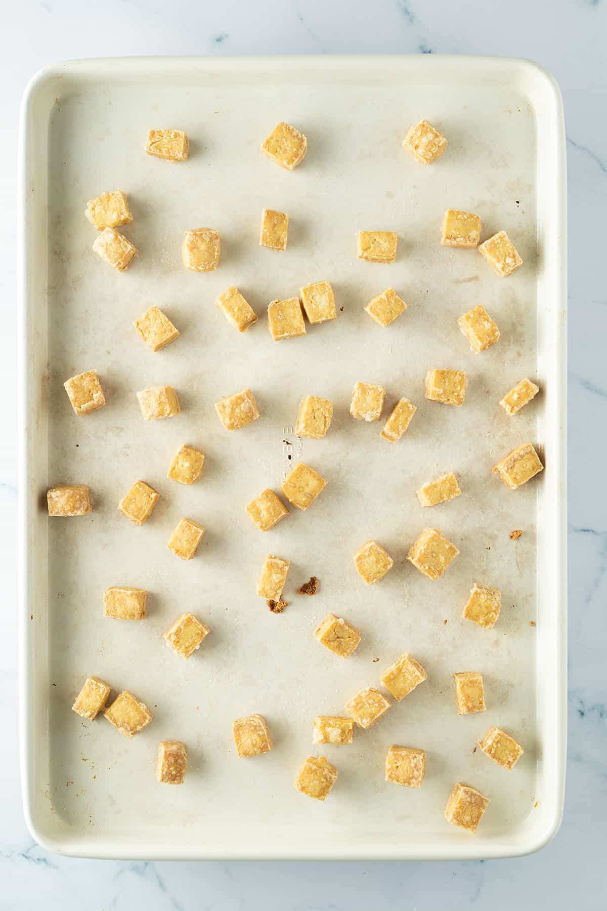Knusprig geröstete Tofu Würfel auf einem Backblech.