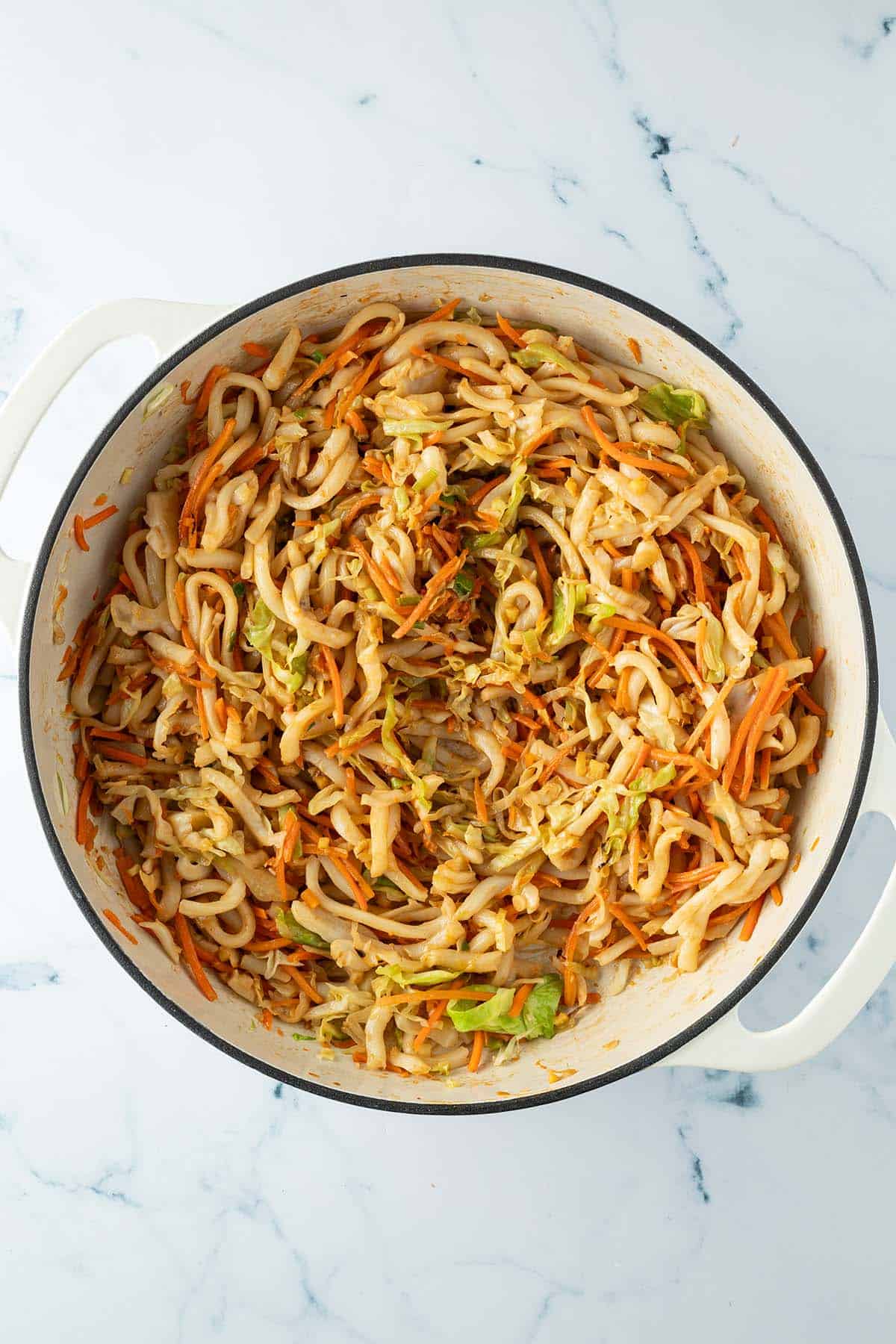Erdnusssauce wurde unter die Udon Nudeln und Gemüse Pfanne gerührt.