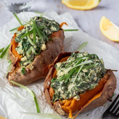 gef&uuml;llte S&uuml;&szlig;kartoffel mit Spinat und Feta