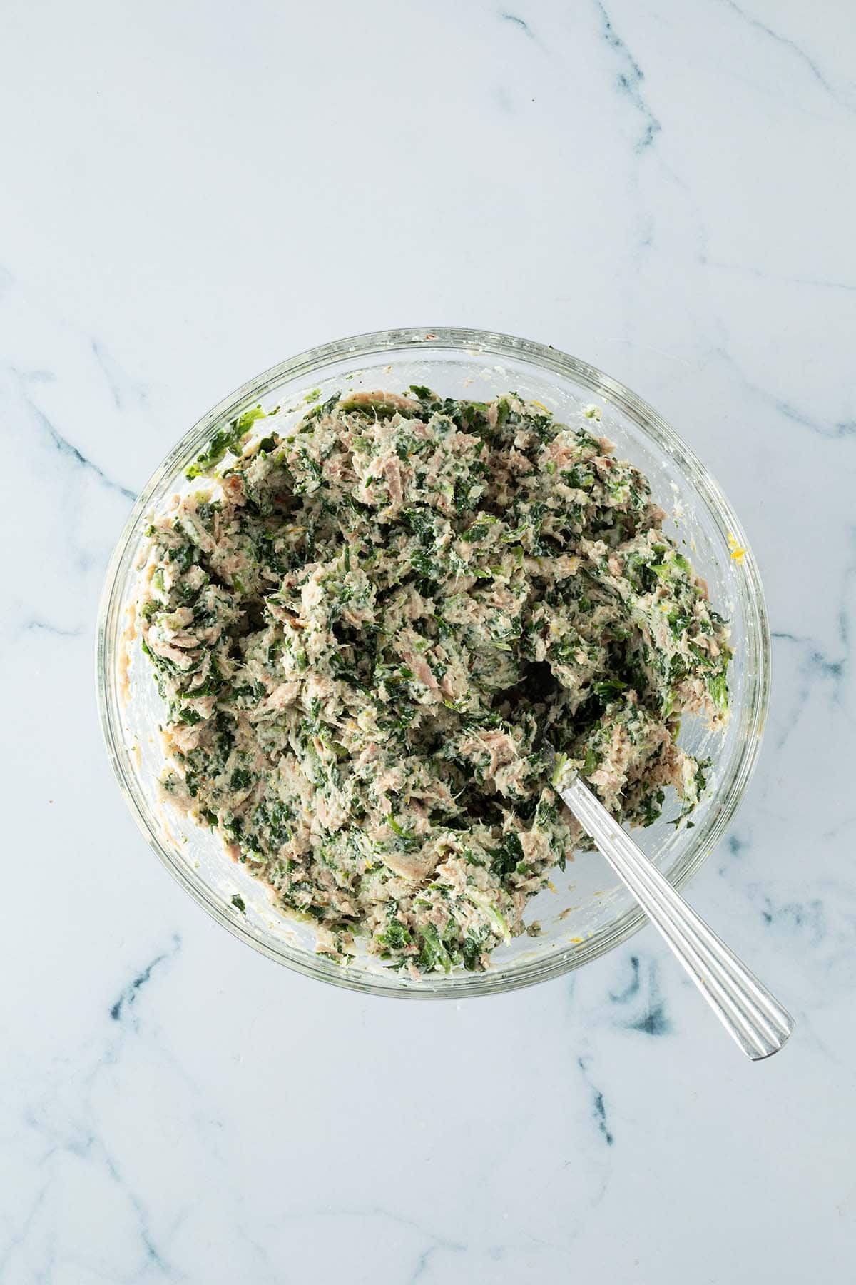 Thunfisch-, Ricotta- und Spinat-F&uuml;llung f&uuml;r die gef&uuml;llten Muschelnudeln in einer Glassch&uuml;ssel.