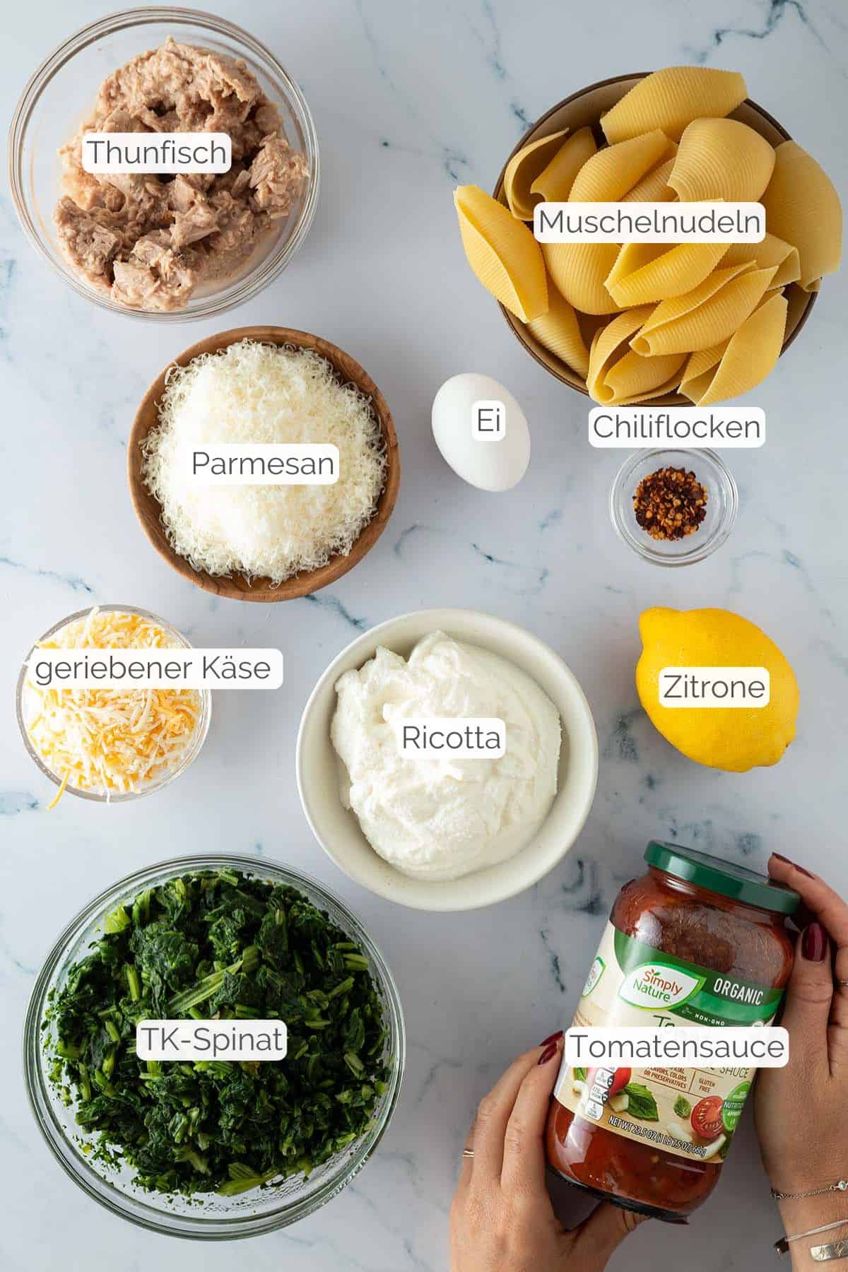 Alle Zutaten mit jeweiligen Textbeschriftungen, die f&uuml;r die gef&uuml;llten Muschelnudeln ben&ouml;tigt werden.