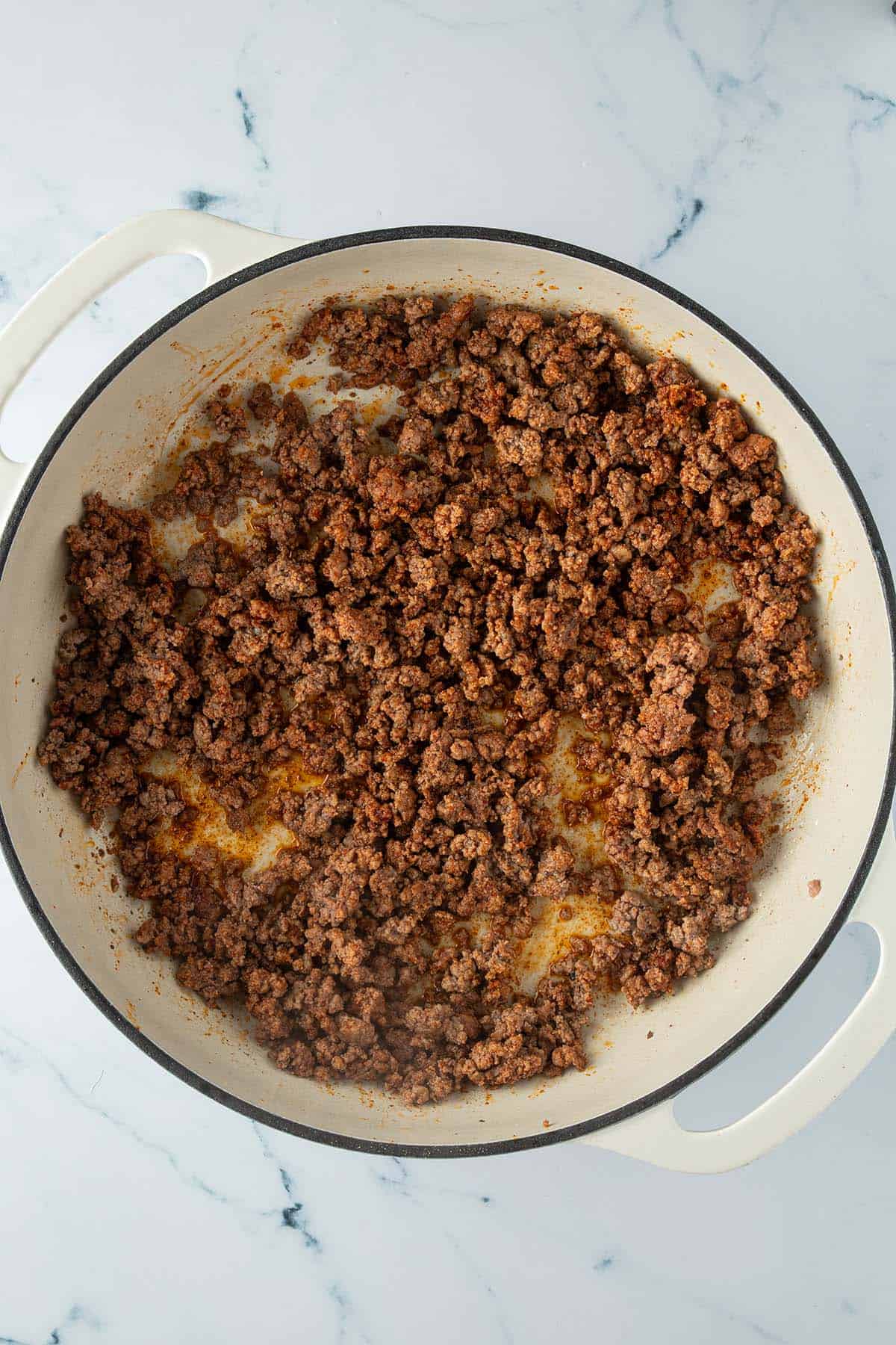 Kr&uuml;melig angebratenes Hackfleisch in einer Pfanne.