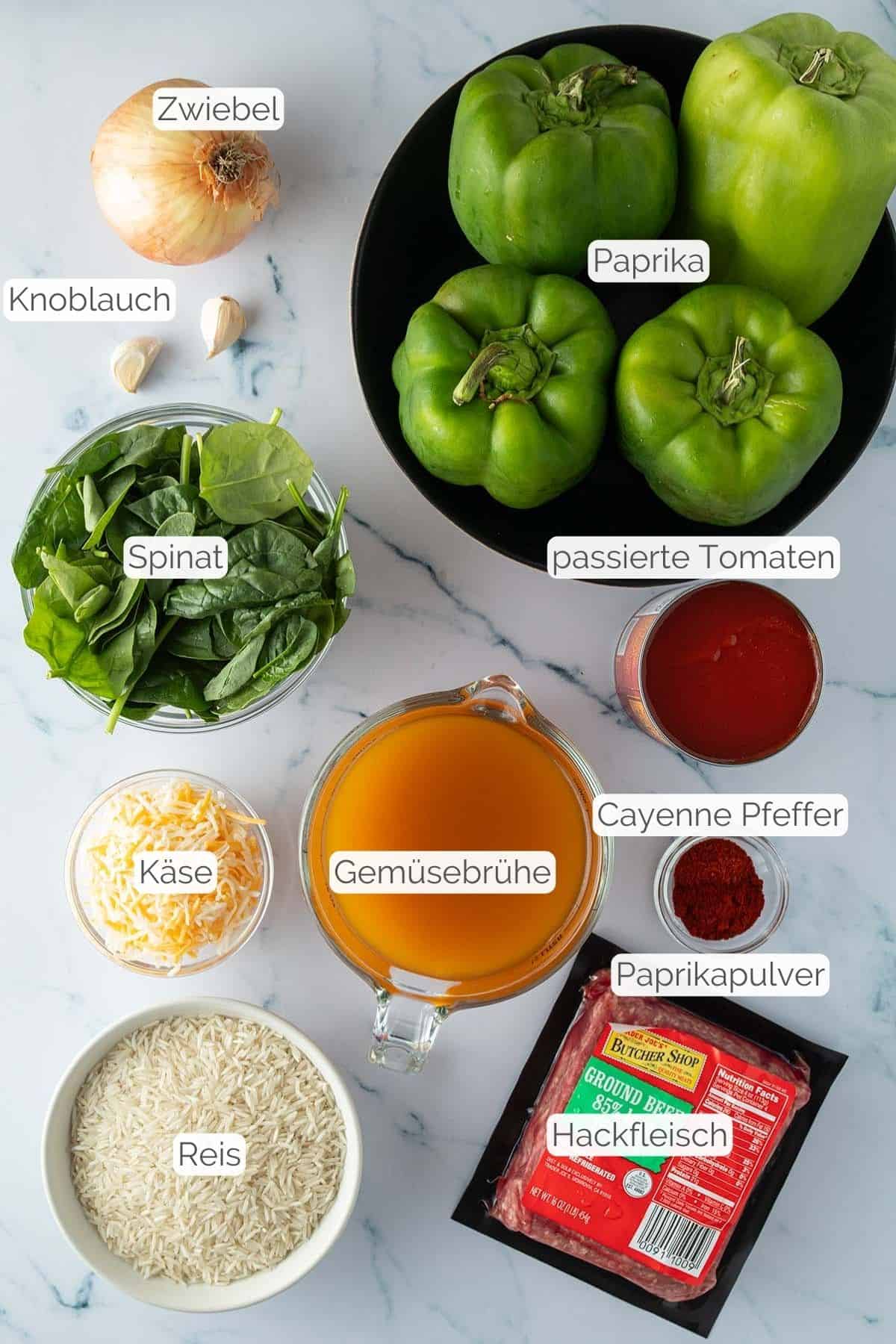 Alle Zutaten mit Textbeschriftungen, die f&uuml;r die mit Hackfleisch und Reis gef&uuml;llten Paprika ben&ouml;tigt werden.