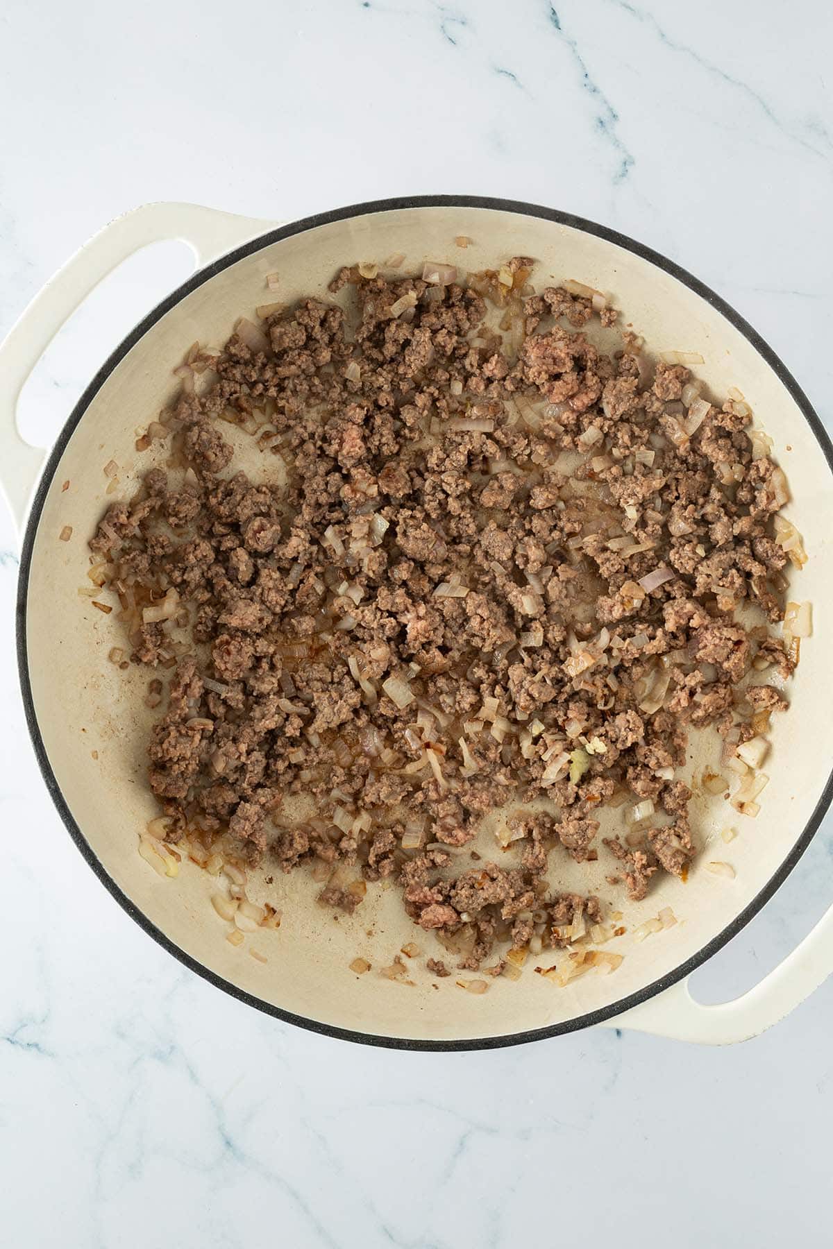 Gebratenes Hackfleisch mit Zwiebeln in einer Pfanne, leicht gebr&auml;unt.