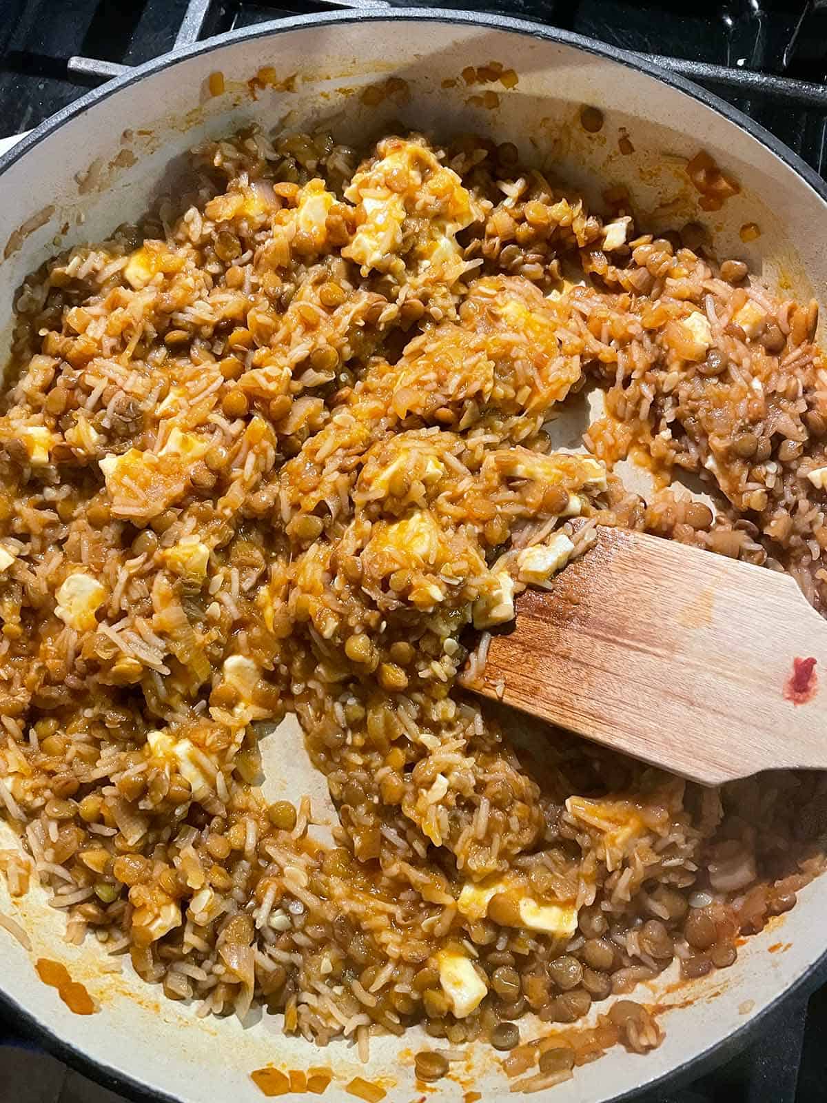 Vegetarische F&uuml;llung aus Reis, Linsen und Tomatenso&szlig;e mit Feta in einer Pfanne