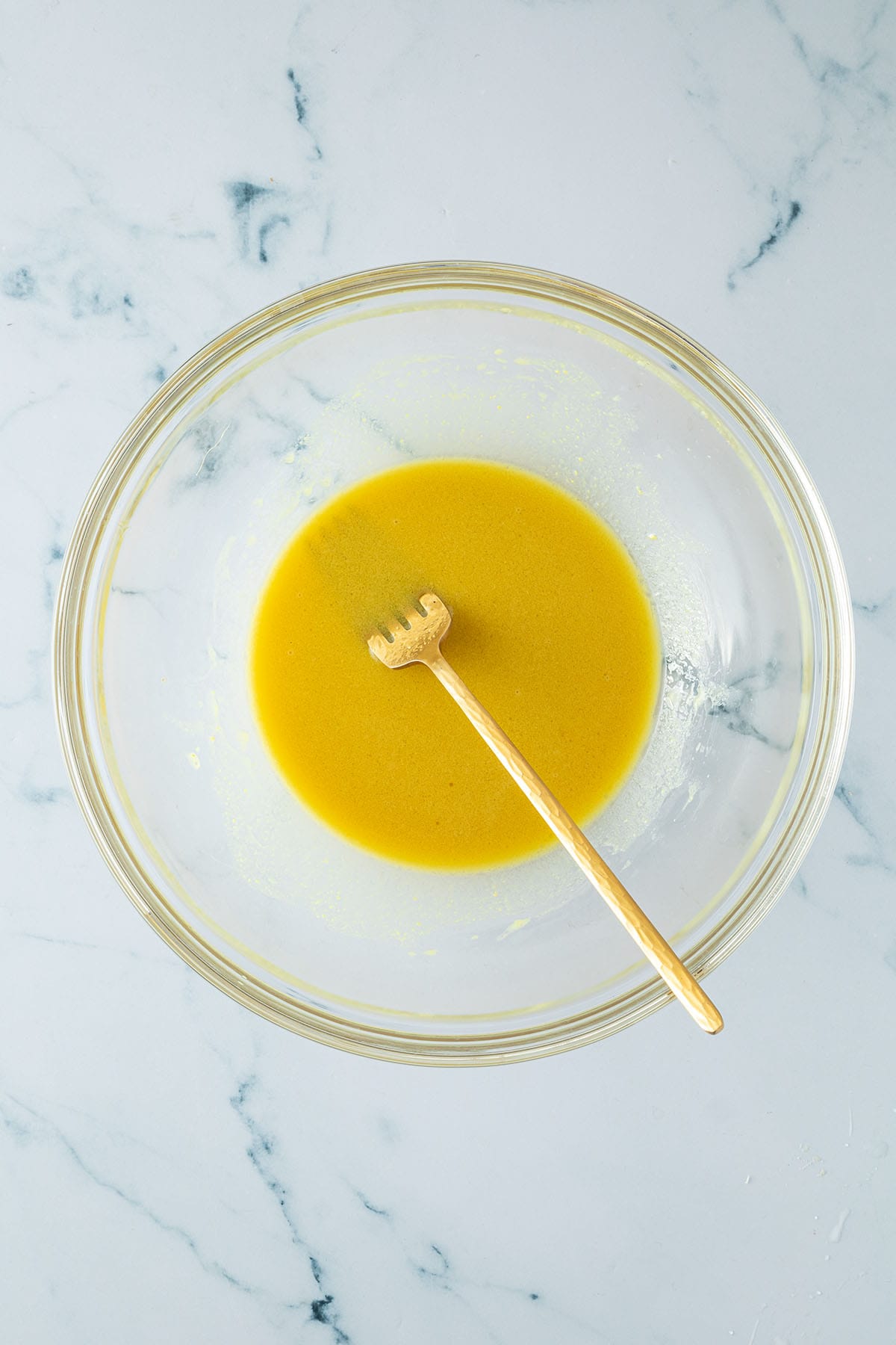 Eine gro&szlig;e Salatsch&uuml;ssel mit dem Dressing f&uuml;r einen gemischten Salat.