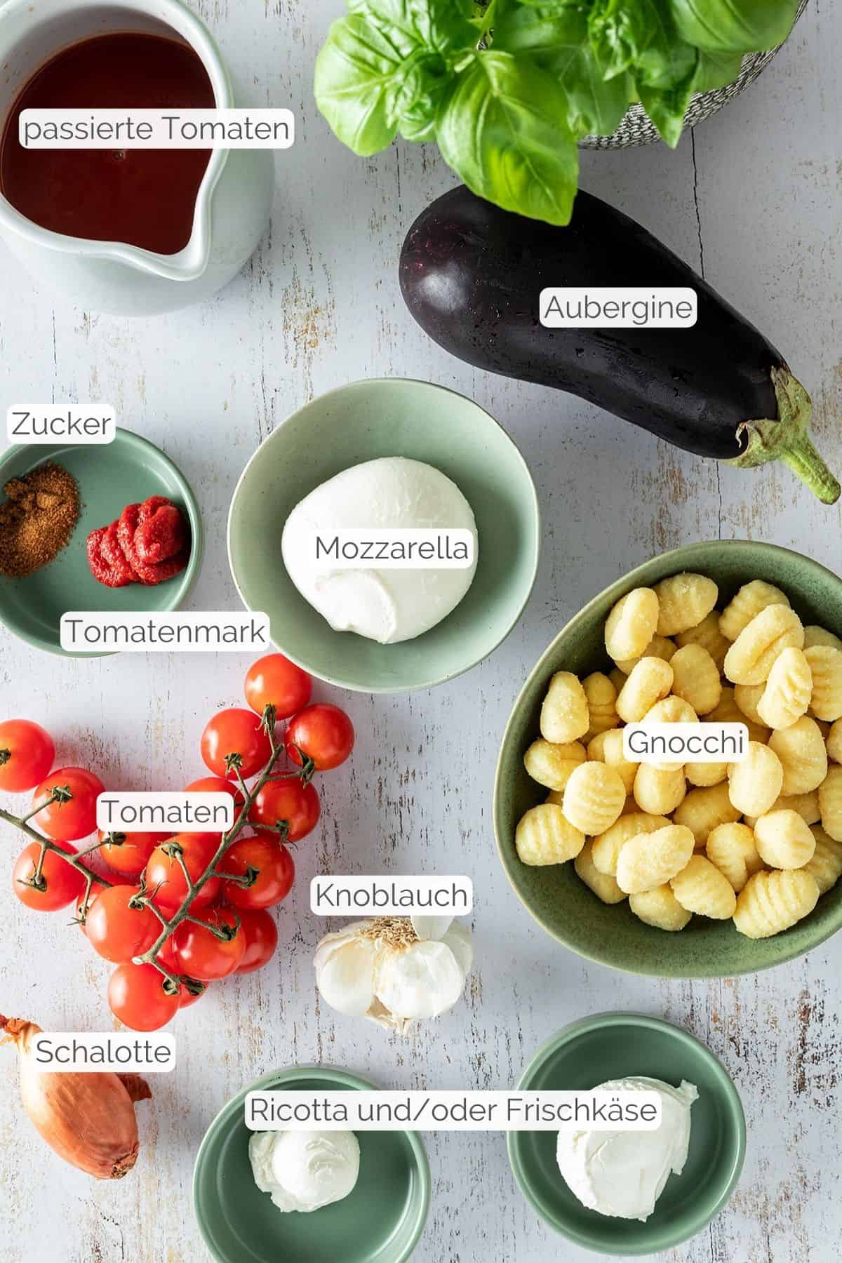 Alle Zutaten, die f&uuml;r den vegetarischen Gnocchi Gem&uuml;se Auflauf ben&ouml;tigt werden.