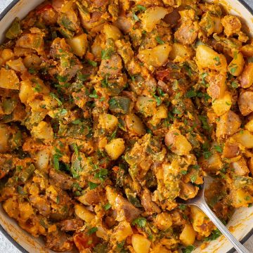 Cremige Gem&uuml;sepfanne mit Kartoffeln serviert mit frischer Petersilie.