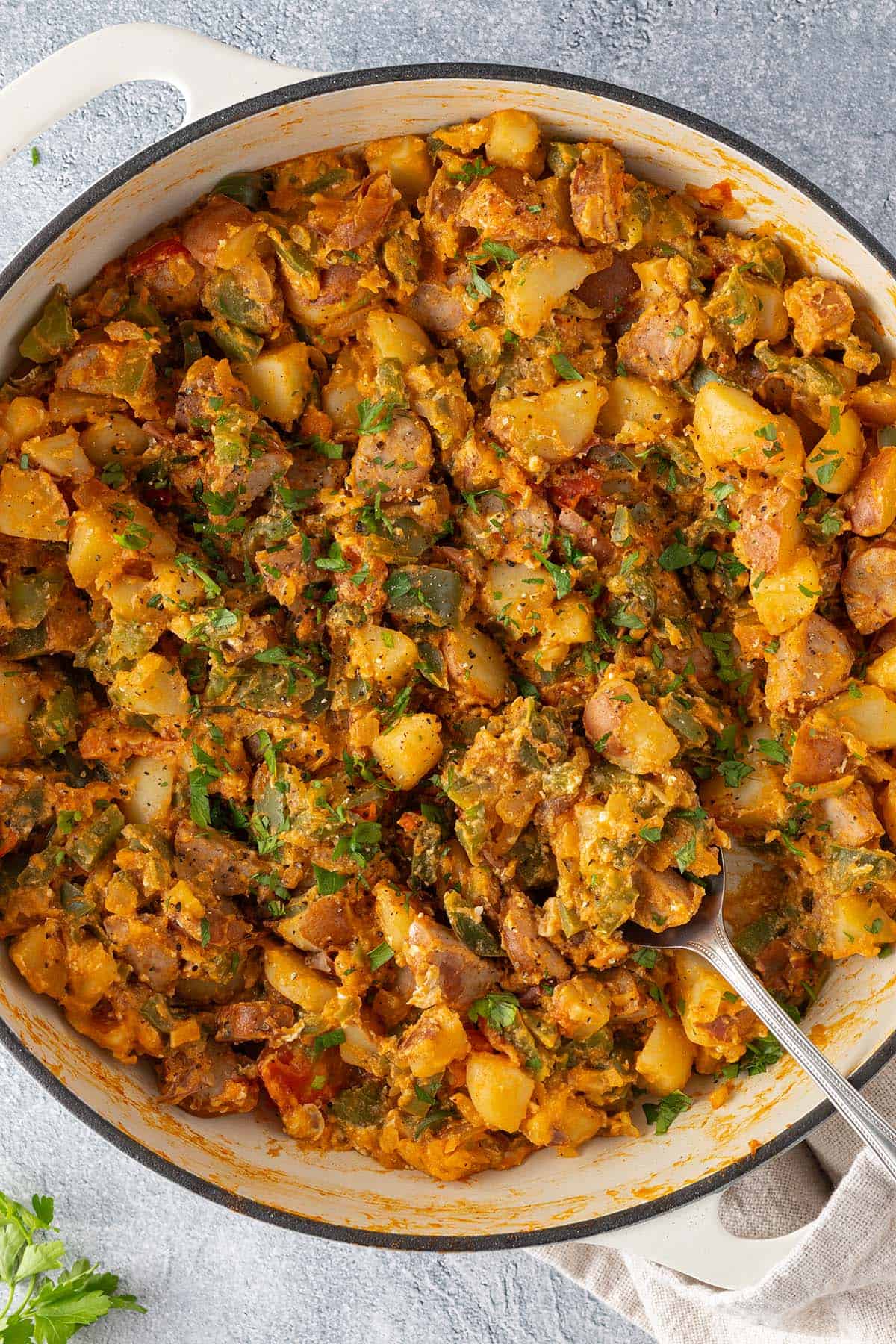 Cremige Gem&uuml;sepfanne mit Kartoffeln serviert mit frischer Petersilie.