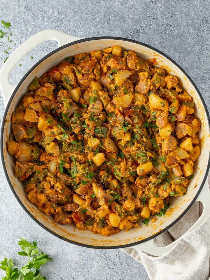 Gro&szlig;e Gusseisenpfanne mit Kartoffeln und Gem&uuml;se.