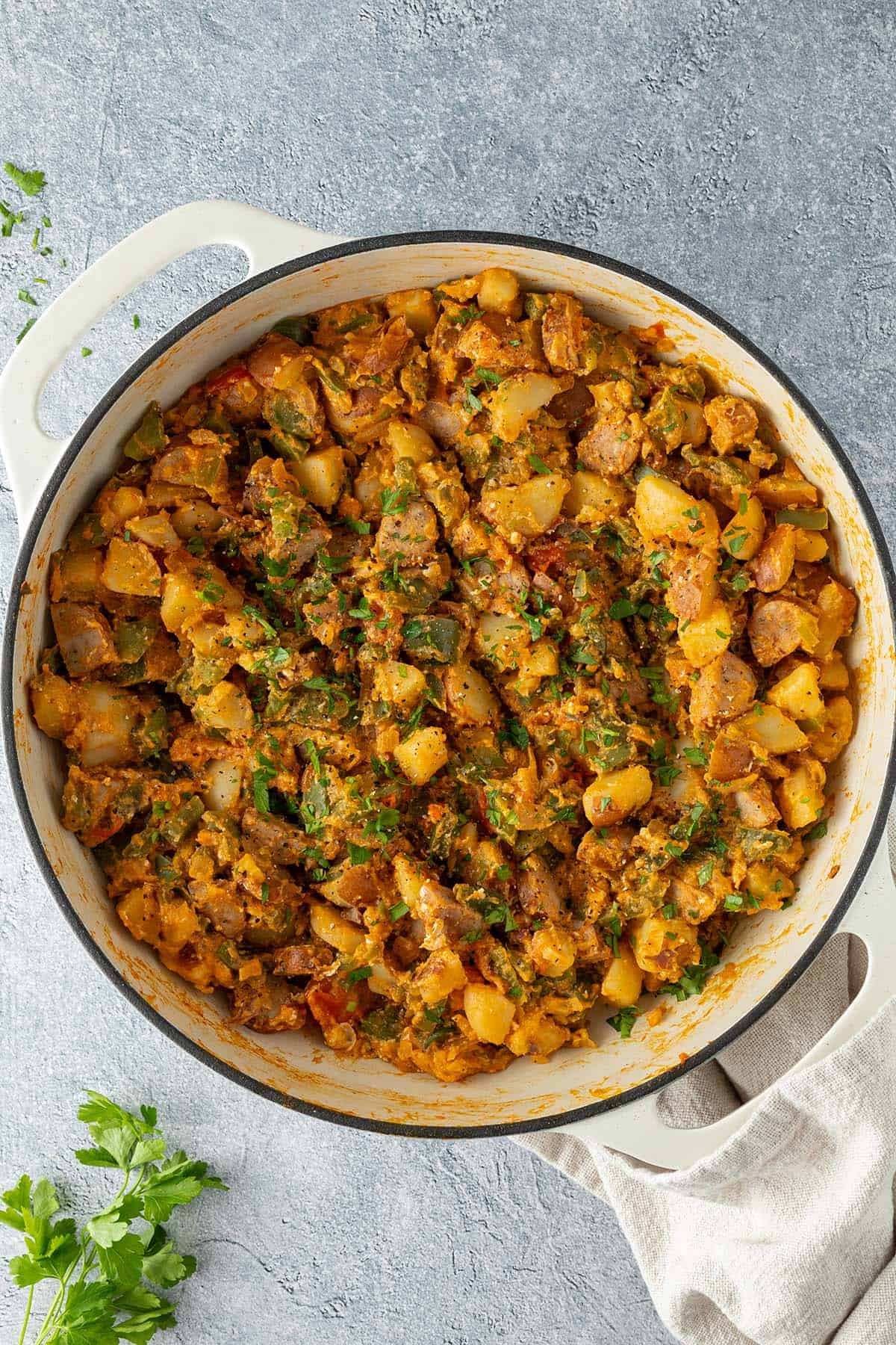 Gro&szlig;e Gusseisenpfanne mit Kartoffeln und Gem&uuml;se.