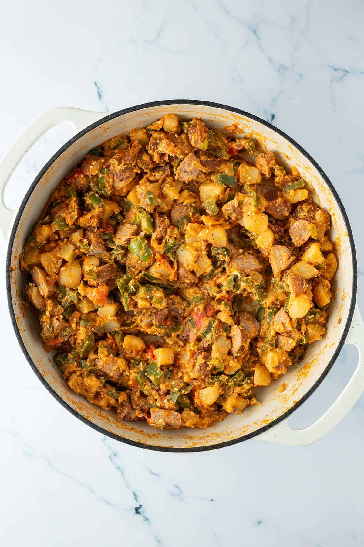 Fertige Gem&uuml;sepfanne mit Kartoffeln, Ei und K&auml;se.