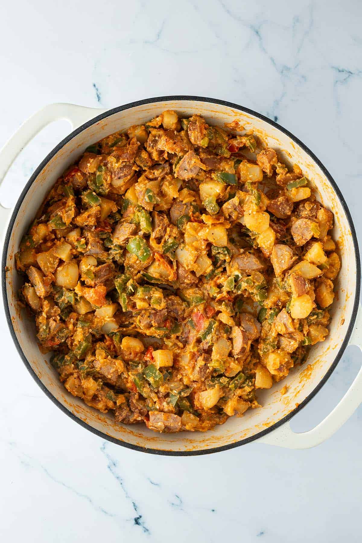 Gem&uuml;sepfanne mit Kartoffeln und cremigen, gestockten Eiern.