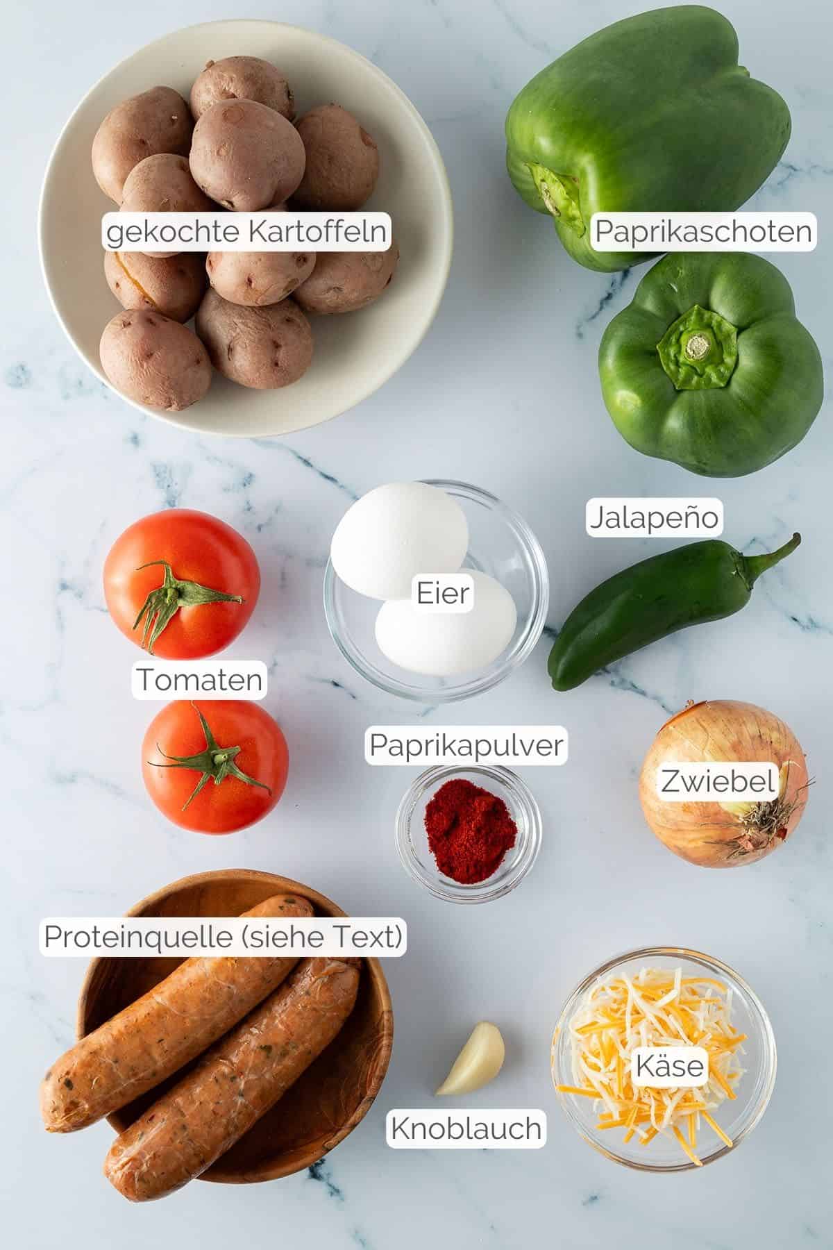 Alle Zutaten mit Textbeschriftungen, die f&uuml;r die Gem&uuml;sepfanne mit Kartoffeln ben&ouml;tigt werden.