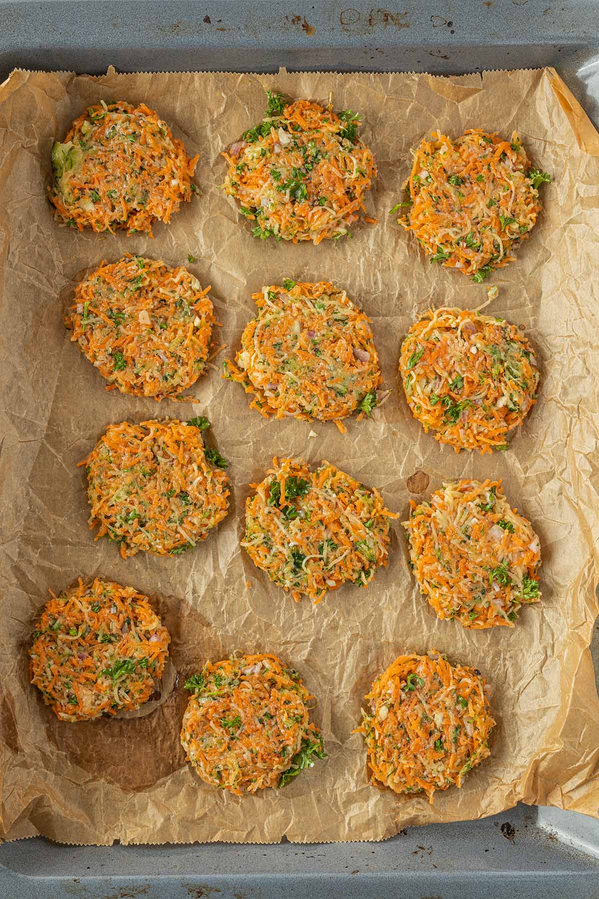 Gem&uuml;ser&ouml;sti vor dem Backen auf einem mit Backpapier ausgelegtem Backblech.